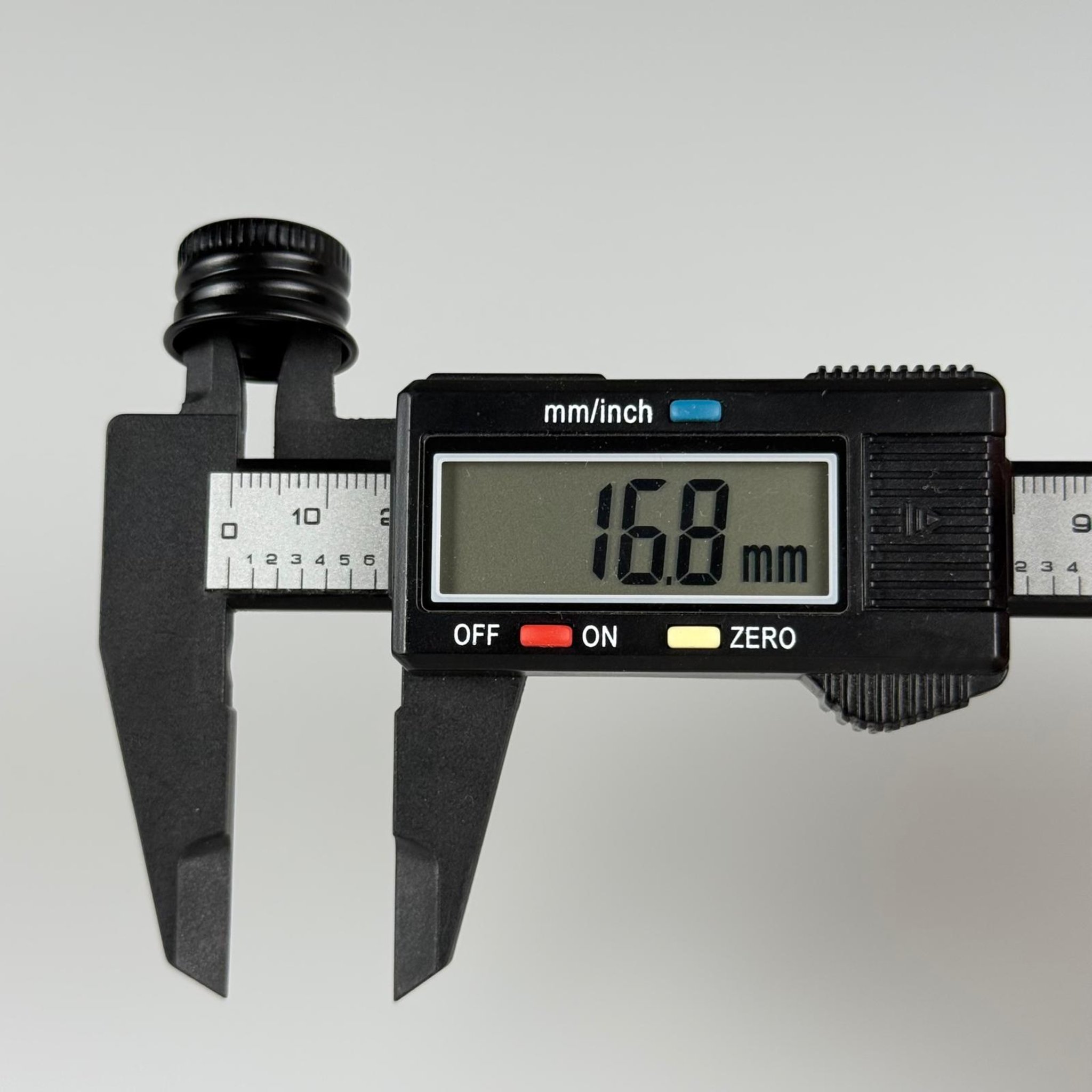 18 MM VİDALI SİYAH ALÜMİNYUM KAPAK - KÖPÜK CONTALI