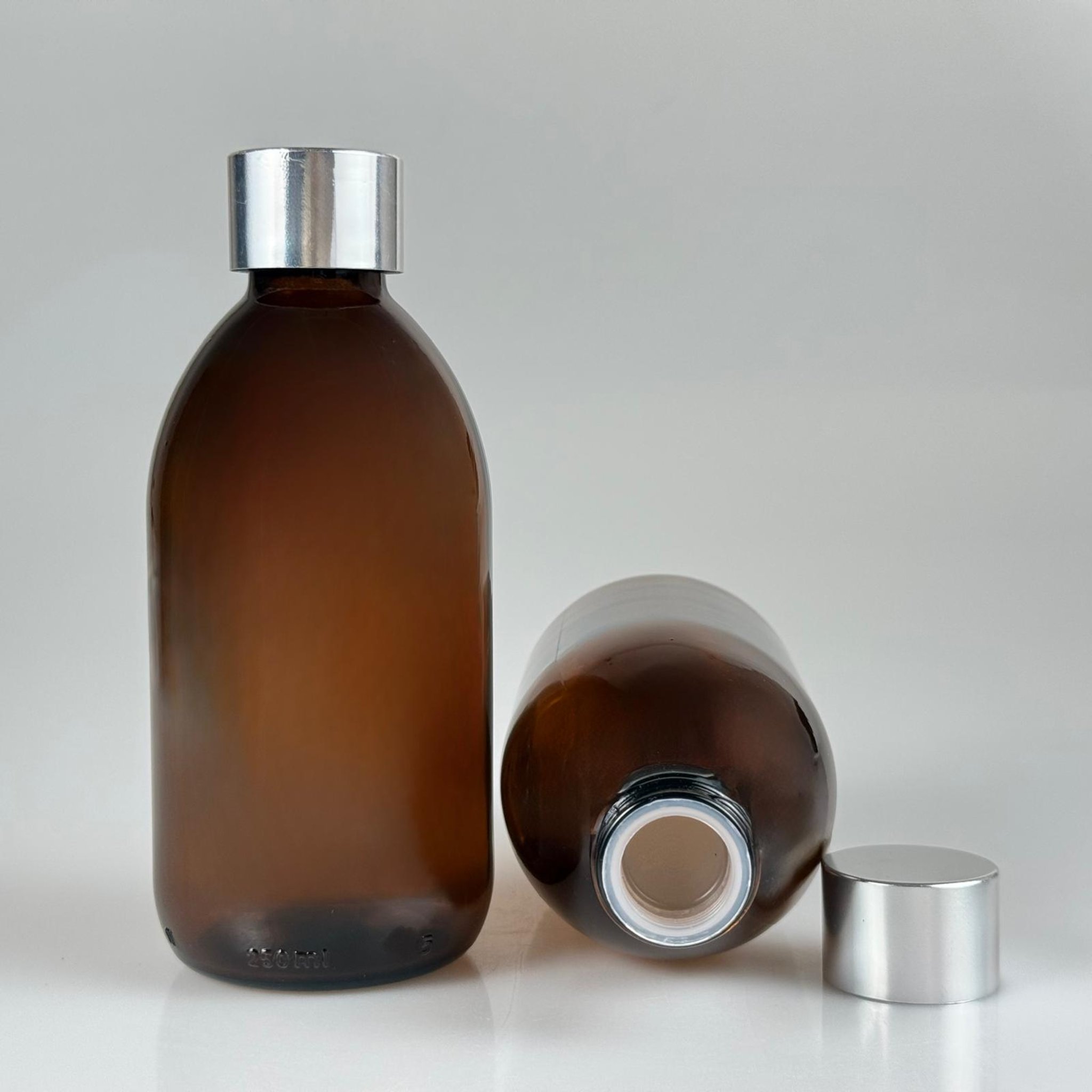 250 CC AMBER CAM ŞİŞE + ALÜMİNYUM KAPLAMALI GÜMÜŞ KAPAKLI + KÖR TIPALI TAKIM - 250 ML KAHVERENGİ CAM ŞİŞE