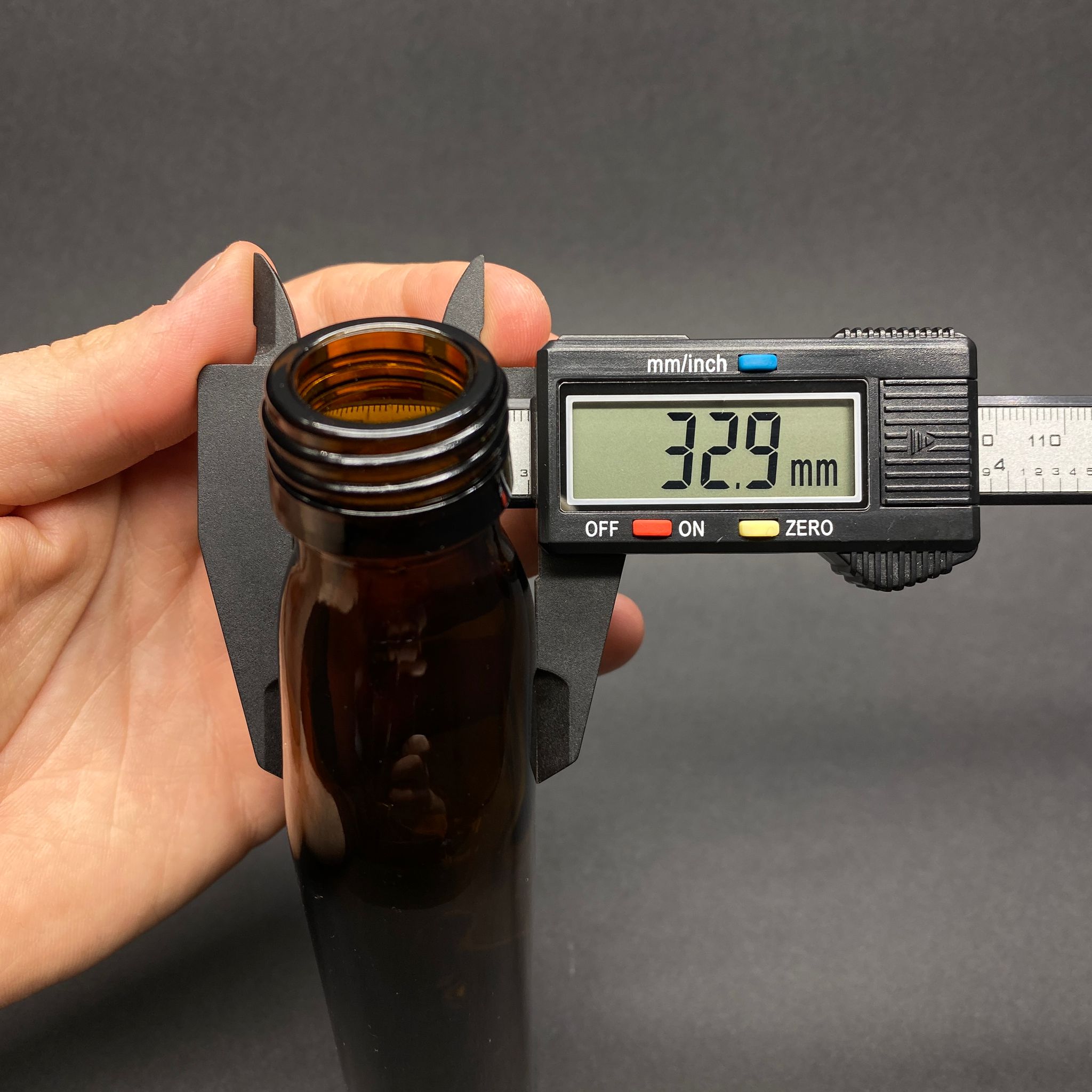 150 CC AMBER CAM YASSI COLD BREW ŞİŞE (SOĞUK KAHVE ŞİŞESİ) SİYAH KAPAKLI (28 AĞIZ) - 150 ML YASSI CAM ŞİŞE