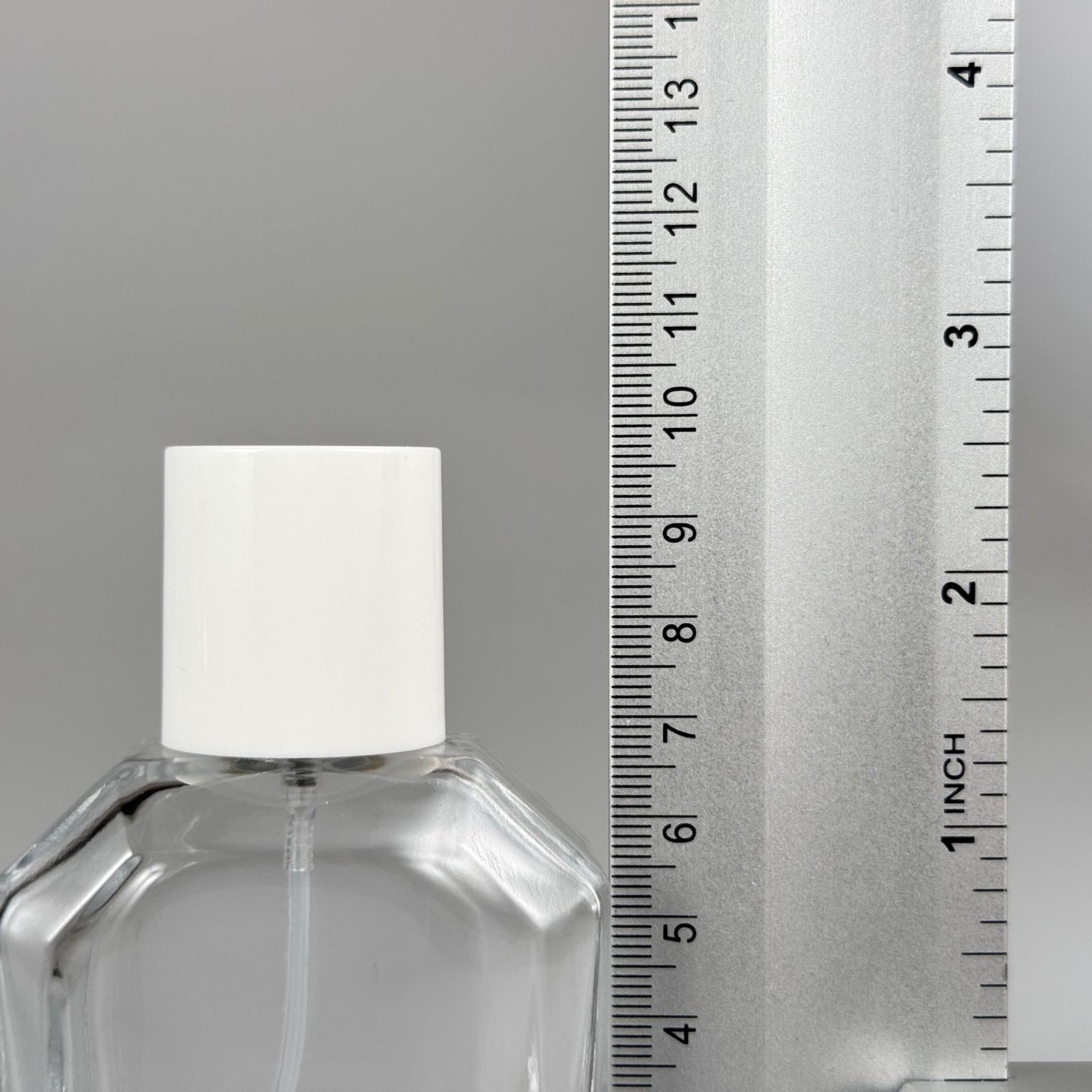 50 ML KAZABLANKA MODEL KÖŞELİ PARFÜM ŞİŞESİ + GÜMÜŞ METALE METAL SPREY + BEYAZ POLO KAPAKLI SET (AĞIZ 13 MM VİDALI) TEKRAR DOLDURULABİLİR