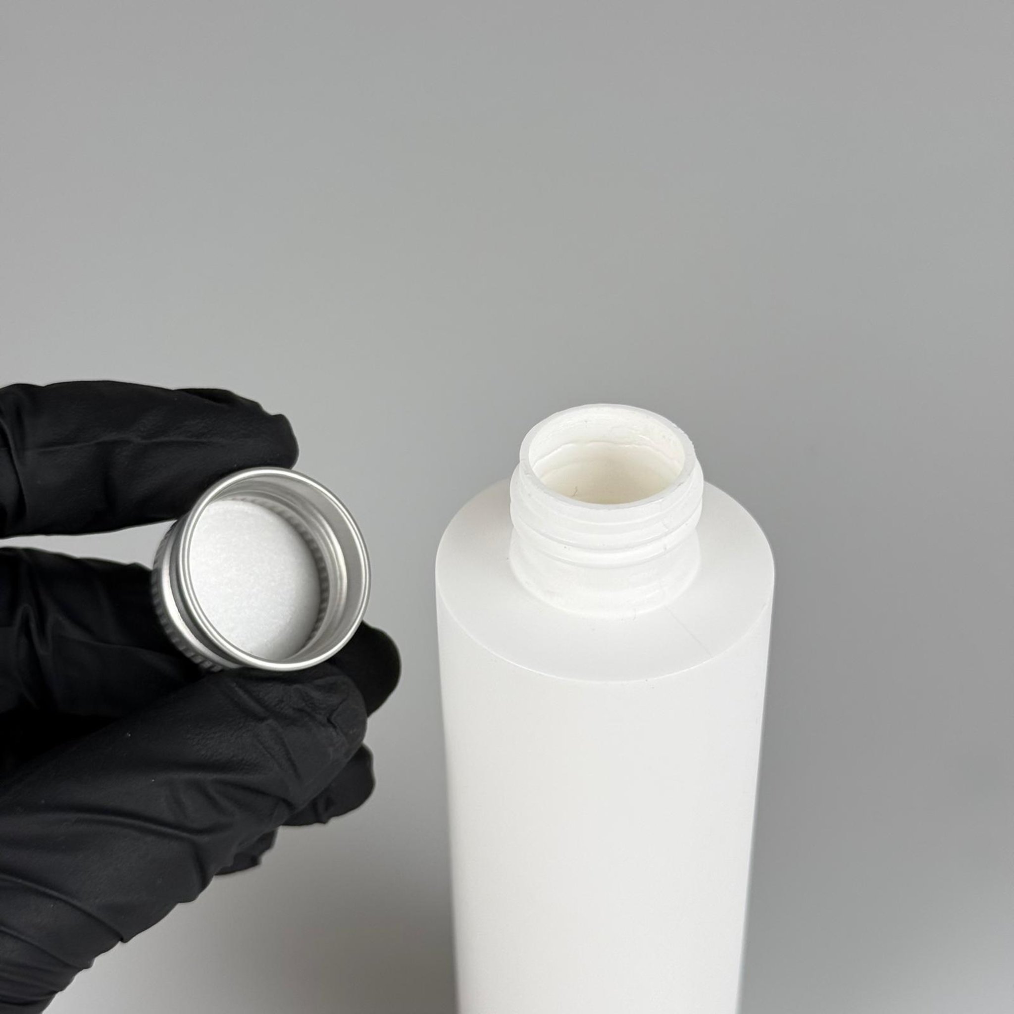 150 CC MAT BEYAZ SERT POLİETİLEN ASETON ŞİŞESİ (24 AĞIZ) + KÖPÜK CONTALI GÜMÜŞ METAL ALÜMİNYUM KAPAK TAKIM - 150 ML KAPAKLI BEYAZ PLASTİK ŞİŞELER
