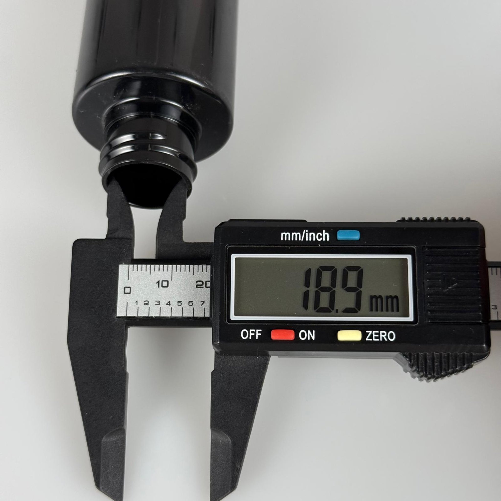 100 CC SİLİNDİR KESKİN KÜT MODEL SERT (17 GR) PET ŞİŞE - KAPAKSIZ - AĞIZ ÇAPI 24 MM - SİYAH