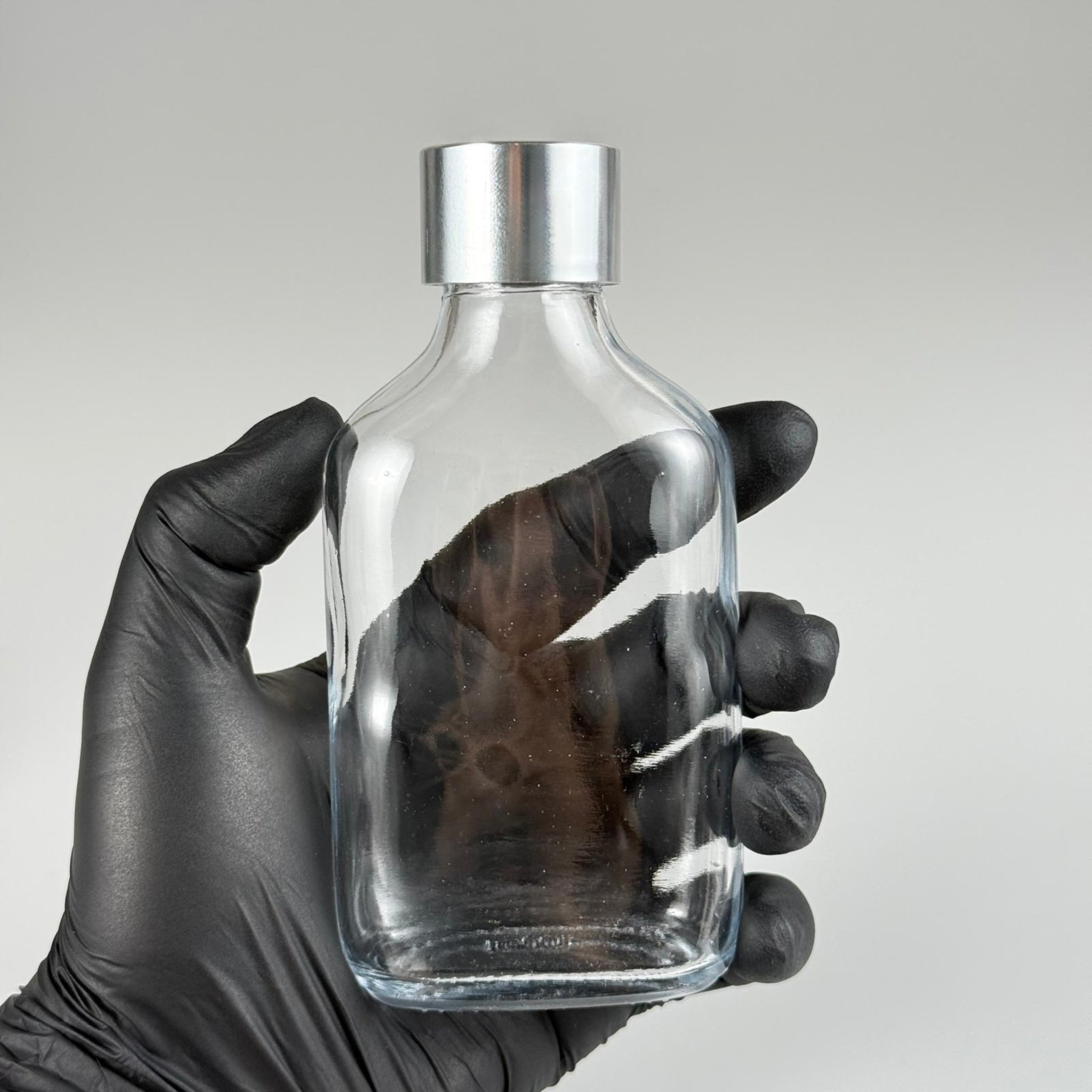 100 CC YASSI CAM ŞİŞE + ALÜMİNYUM KAPLAMA GÜMÜŞ KAPAKLI + DAMLALIKLKI KOLONYA TIPALI TAKIM -  100 ML YASSI CAM ŞİŞE