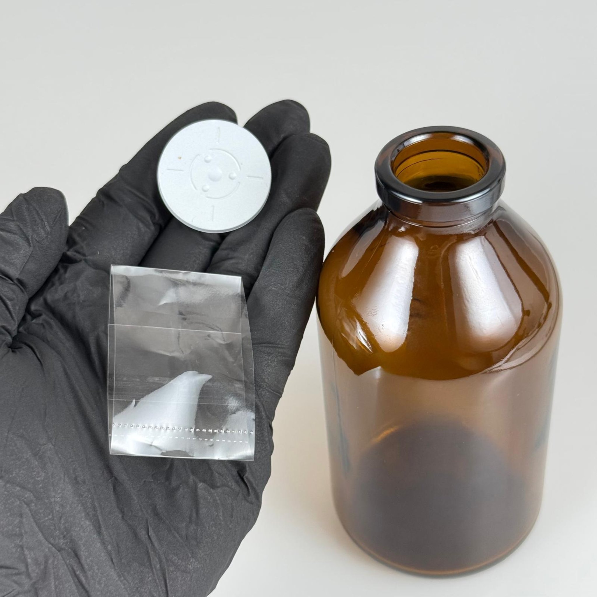 250 CC AMBER KAHVERENGİ SERUM ŞİŞE + KAUÇUK BUTİL TAPA (32 AĞIZ) + EMNİYET BANDI (ISI TABANCASI İLE UYGULANIR) - ENJEKTÖR İLE SIVI ÇEKİLEBİLİR
