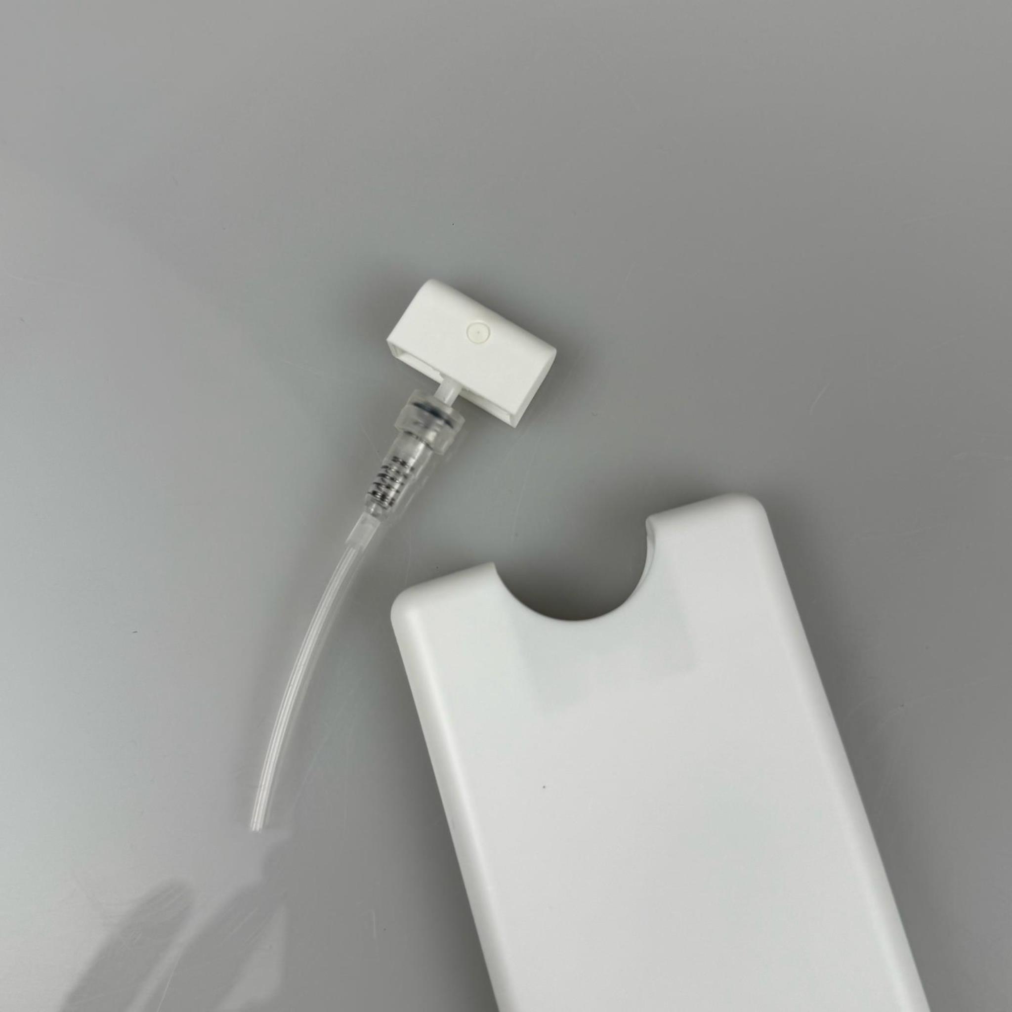 20 CC KASET DİKDÖRTGEN ŞİŞE + SPREY  - KARTVİZİT ŞİŞE , PARFÜM , KOLONYA , PROMOSYON İÇİN CEPTE TAŞINABİLİR FISFIS PLASTİK ŞİŞE