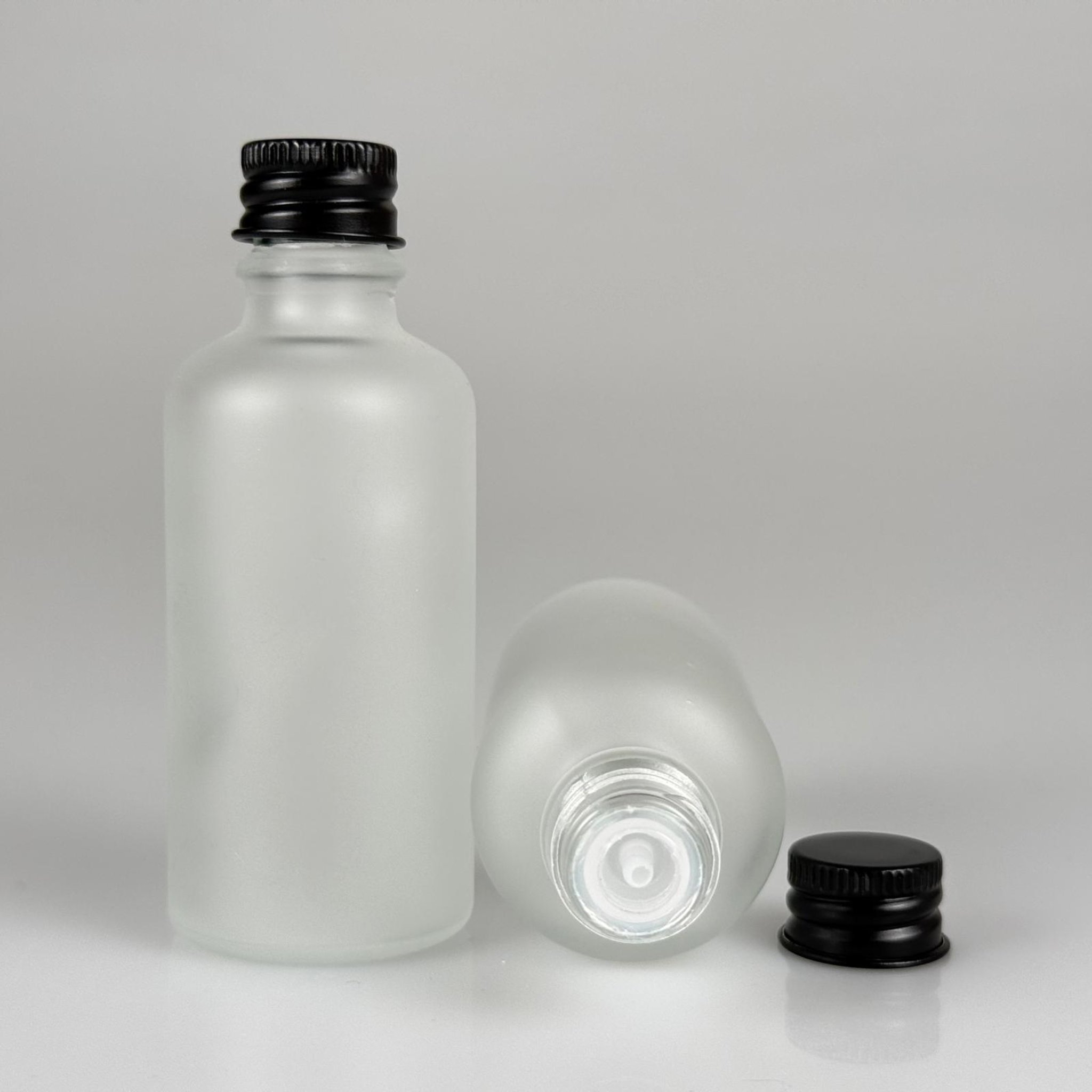 50 CC BUZLU CAM ŞİŞE + KÖPÜK CONTALI SİYAH ALÜMİNYUM METAL KAPAKLI + DAMLALIKLI KOLONYA TIPALI TAKIM - 50 ML BUZLU CAM ŞİŞE