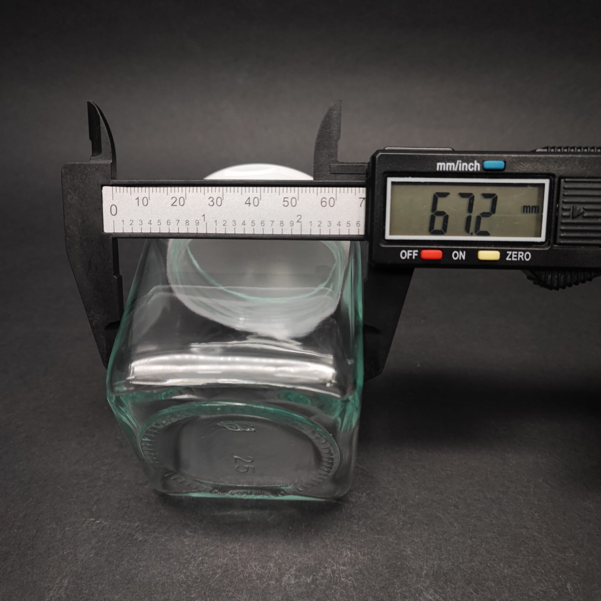 250 CC KARE MODEL CAM BAHARAT KAVANOZU - BEYAZ FLİPTOP BAHARAT KAPAKLI + SIZDIRMAZ KENDİNDEN YAPIŞKANLI KÖPÜK CONTALI -  toz kavanozu , baharat ambalajı , boş pudra şişesi . tuzluk , baharat düzenleyici set için kavanoz