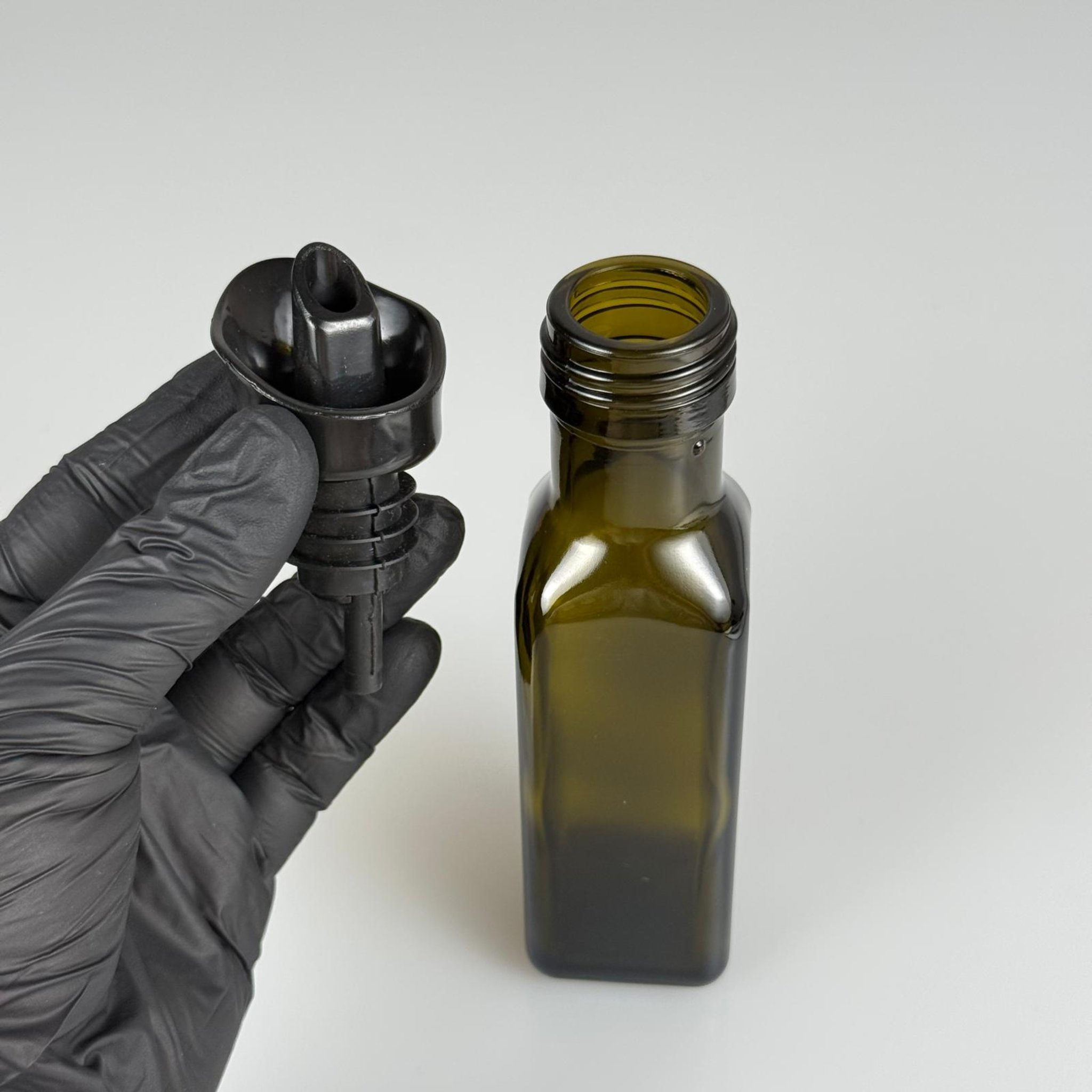 100 CC MARASKA CAM ŞİŞE KOYU YEŞİL (31 MM AĞIZ) - AKITICI SİYAH YAĞDANLIK TIPALI - 100 ML KÖŞELİ KARE MARASCA YAĞ VE SOS ŞİŞELERİ