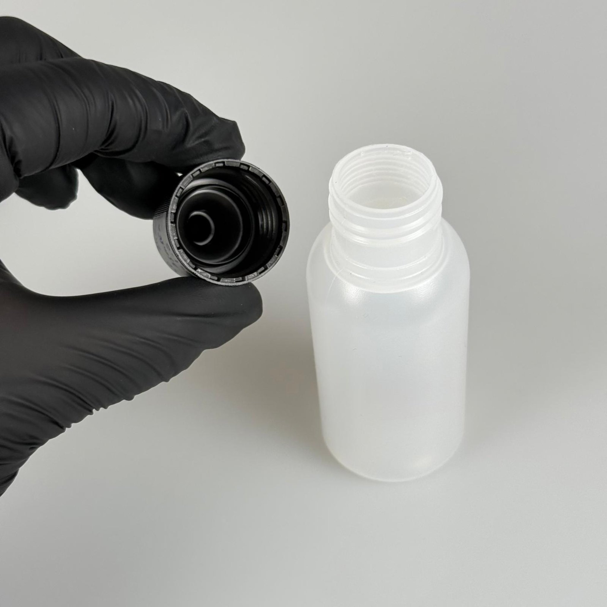 50 ML SIKILABİLİR YUMUŞAK POLİETİLEN PE PLASTİK ŞİŞE - SİYAH ASANSÖR AKITICI SOS KAPAKLI - 50 cc sos, yağ, kartuş, mürekkep vb için boş şişeler