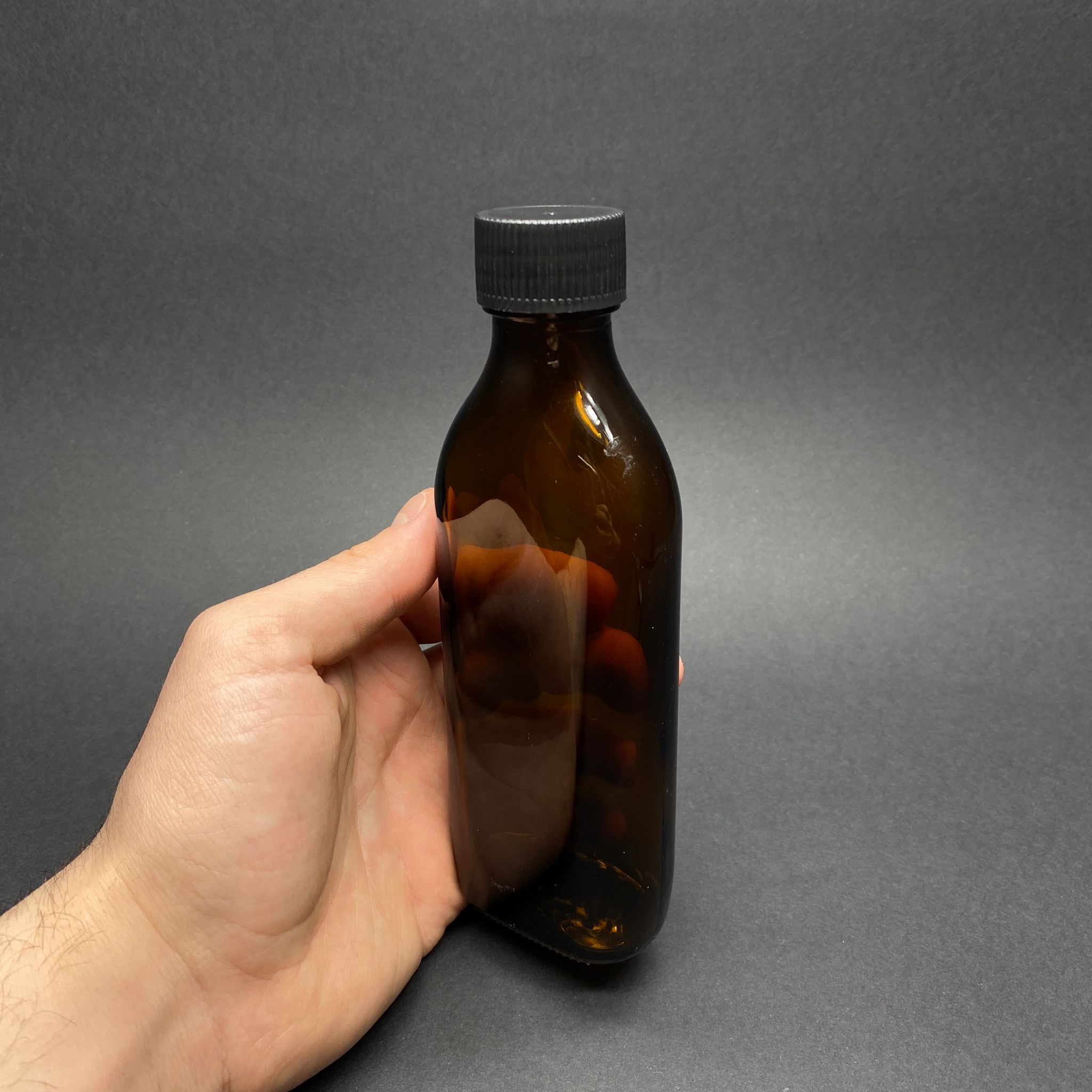 150 CC AMBER CAM YASSI COLD BREW ŞİŞE (SOĞUK KAHVE ŞİŞESİ) SİYAH KAPAKLI (28 AĞIZ) - 150 ML YASSI CAM ŞİŞE