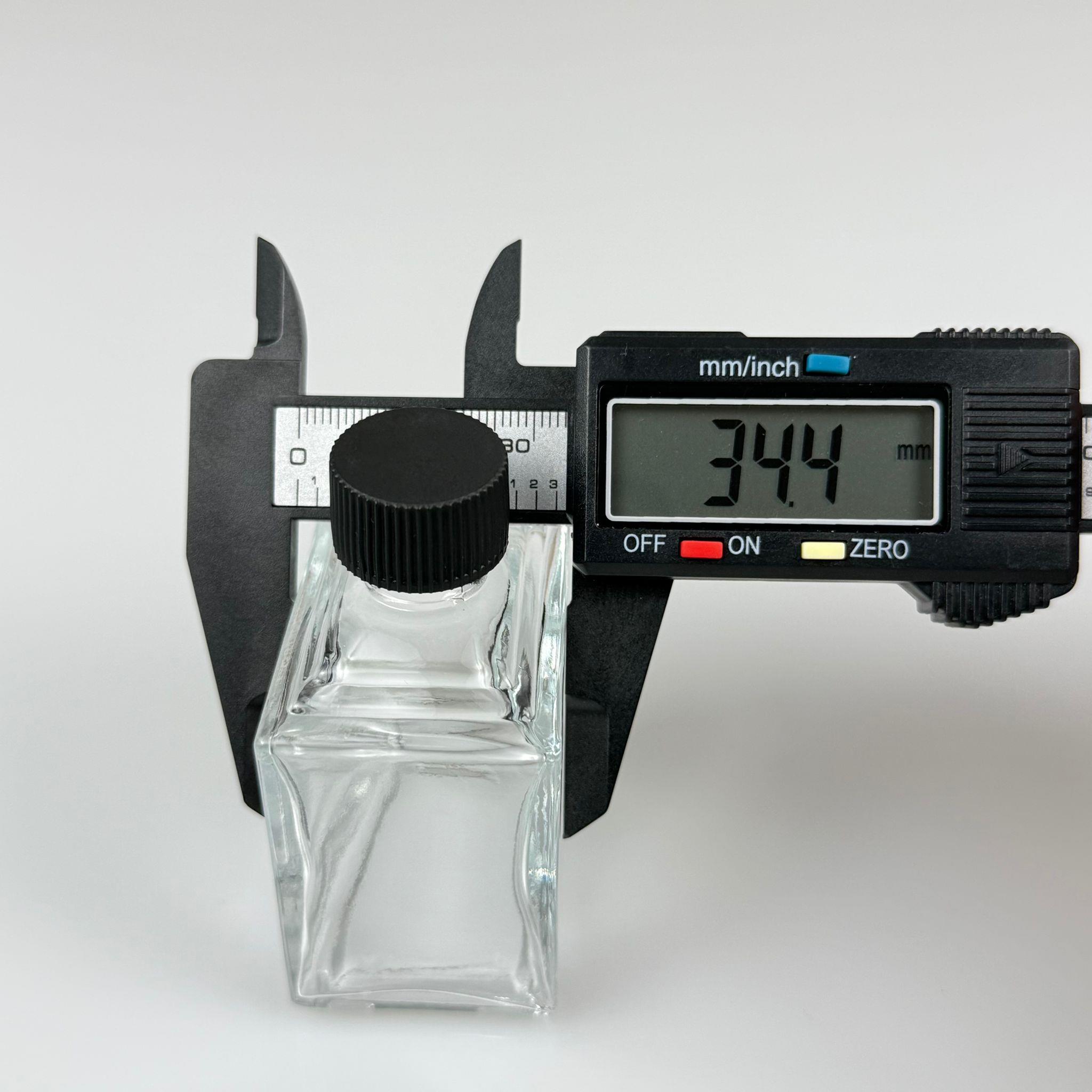 50 CC KÖŞELİ PRİZMA CAM ŞİŞE - SİYAH PLASTİK KAPAKLI - 50 ML PRESTİJLİ ŞİŞE