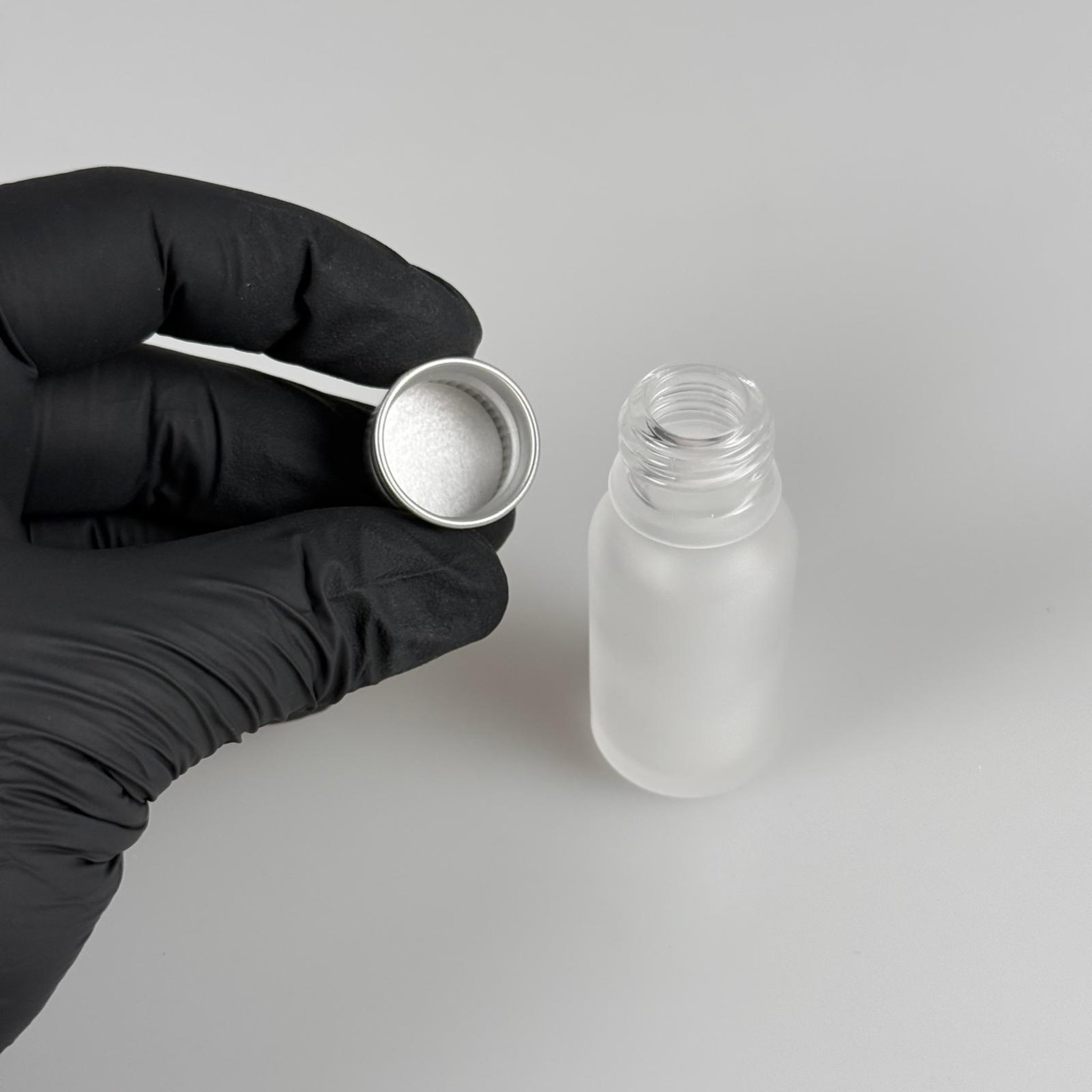 10 CC BUZLU CAM ŞİŞE + KÖPÜK CONTALI GÜMÜŞ ALÜMİNYUM METAL KAPKALI TAKIM - 10 ML CAM ŞİŞE - BUZLAMA CAM ŞİŞE