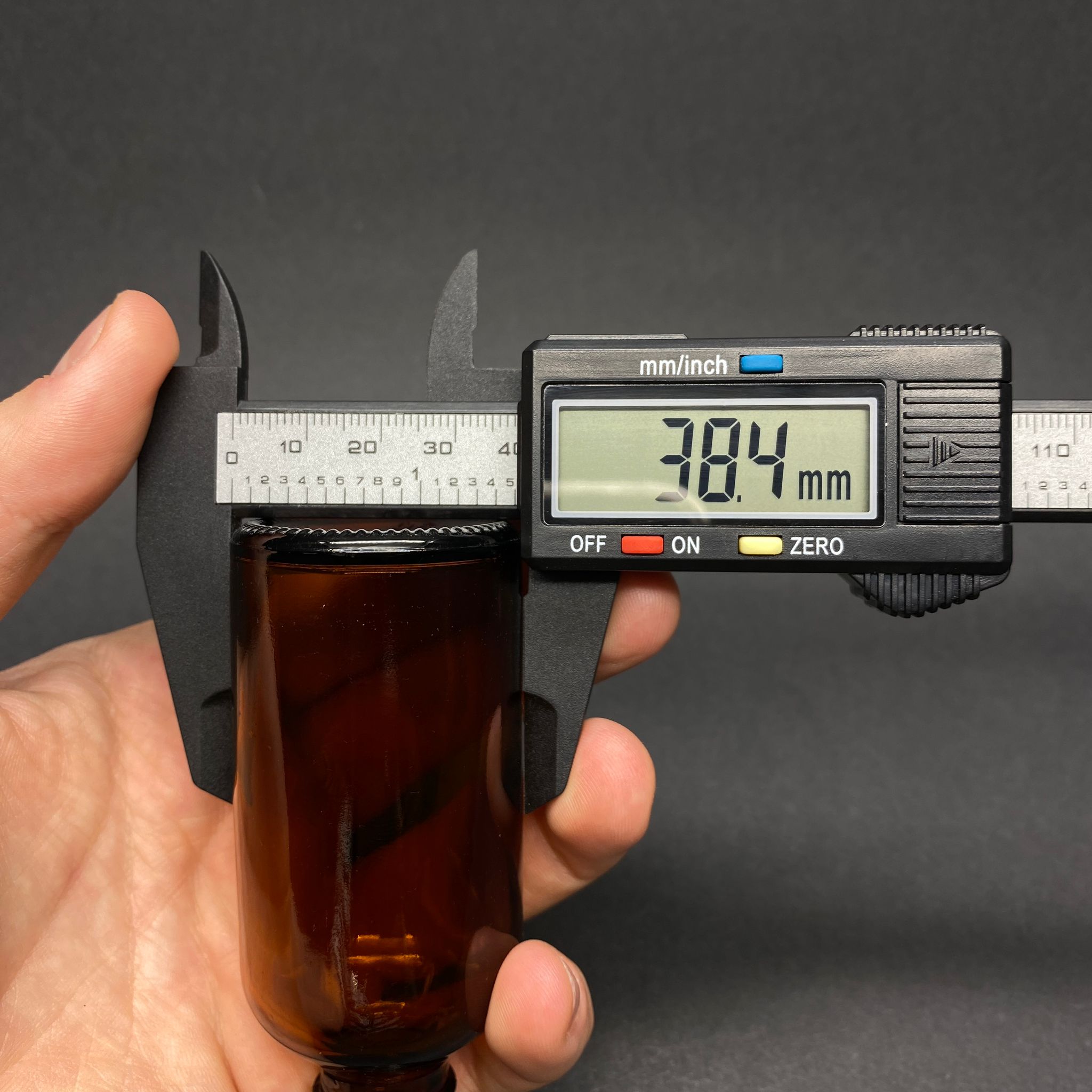 50 CC AMBER CAM DAMLALIKLI ŞİŞE - SİYAH EMZİK - SİYAH METALİK KAPAK - 50 ML KAHVERENGİ CAM DAMLALIKLI ŞİŞE