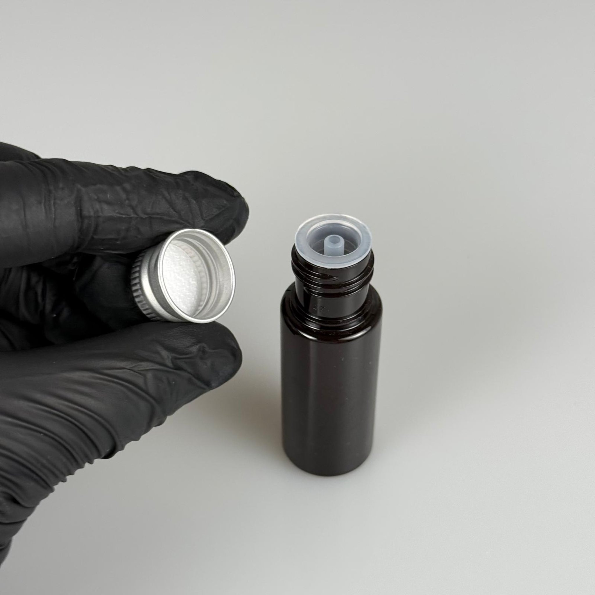 15 CC AMBER SİLİNDİR PET ŞİŞE + KÖPÜK CONTALI GÜMÜŞ ALÜMİNYUM METAL KAPAKLI + DAMLALIKLI KOLONYA TIPALI TAKIML - 15 ML KAHVERENGİ PET ŞİŞE