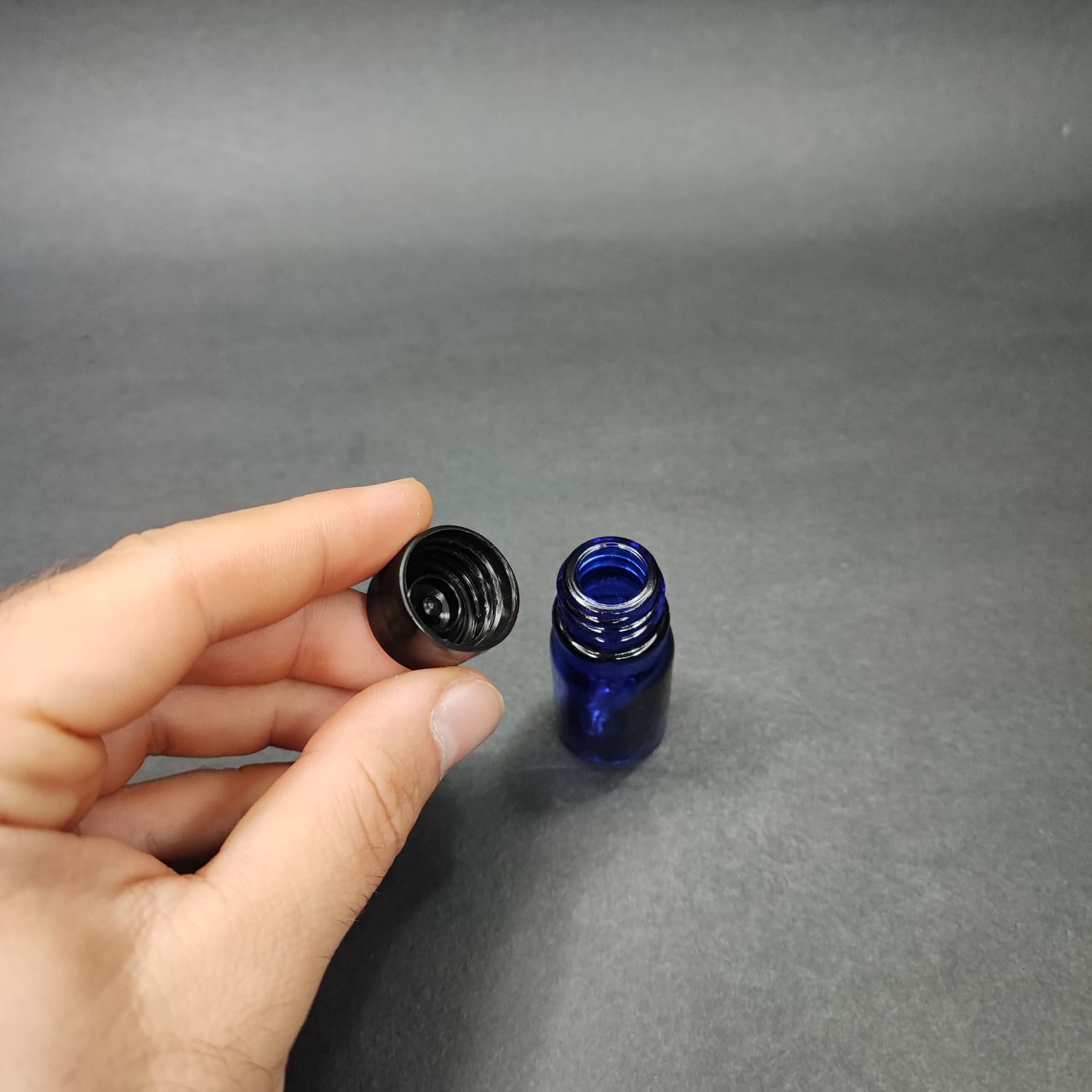 5 CC MAVİ CAM ŞİŞE + KENDİNDEN CONTALI SIZDIRMAZ SİYAH KAPAK - 5 ML KAPAKLI CAM ŞİŞE
