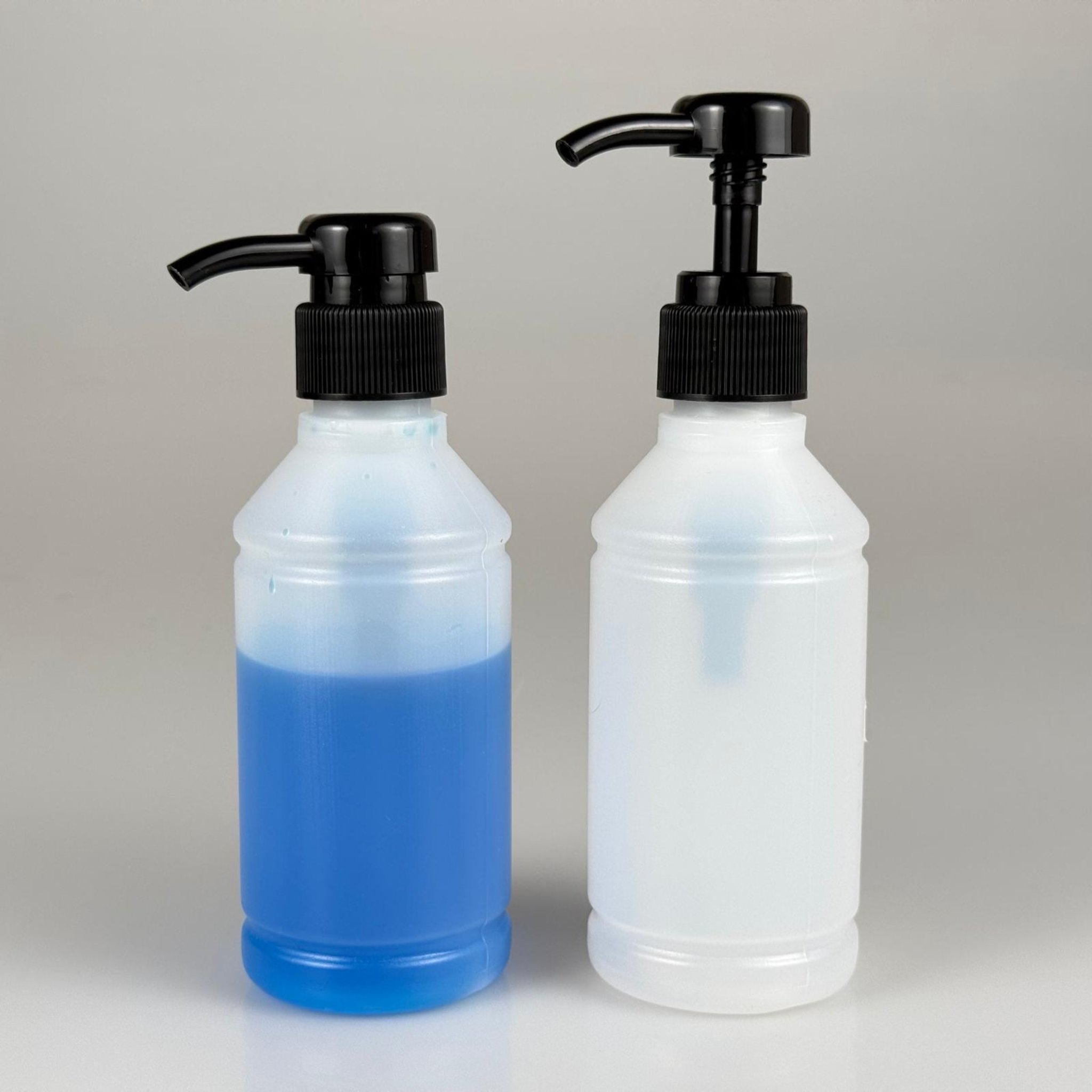 250 CC POLİETİLEN YARI SAYDAM MODEL ŞİŞE - SİYAH DOZAJ POMPALI (HER BASMADA 4 CC SIVI ATAR)  - 250 ML POMPALI ŞİŞE - ŞURUP, ŞAMPUAN, KREM GİBİ YOĞUN KIVAMLI SIVILARDA KULLANILIR