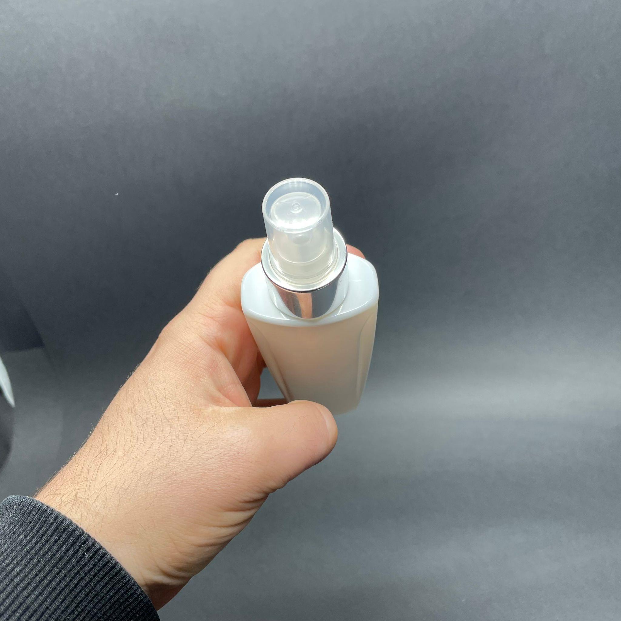 100 CC BEYAZ SERT PET ŞİŞE (LOREAL PARİS MODEL) GÜMÜŞ SPREYLİ - 100 ML KOZMETİK PET ŞİŞE