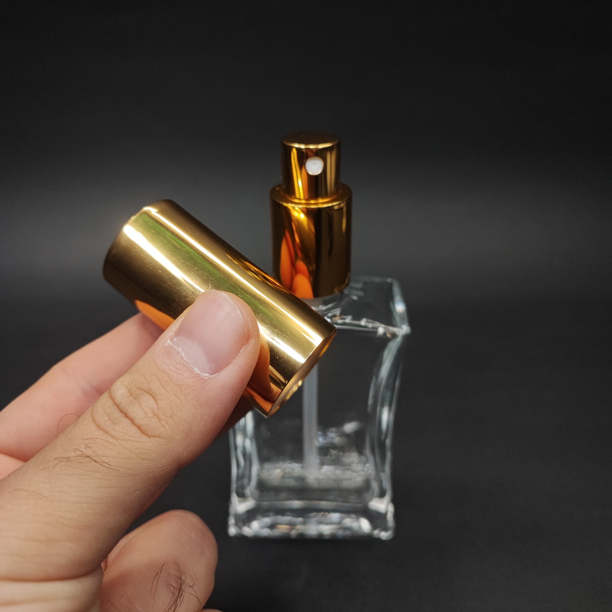 50 ML LÜKS VİDALI VALF ÇEVİRME PARFÜM ŞİŞELERİ - 50 CC KÖŞELİ DİKDÖRTGEN CAM ŞİŞE - GOLD METAL SPREYLİ KAPAKLI SET