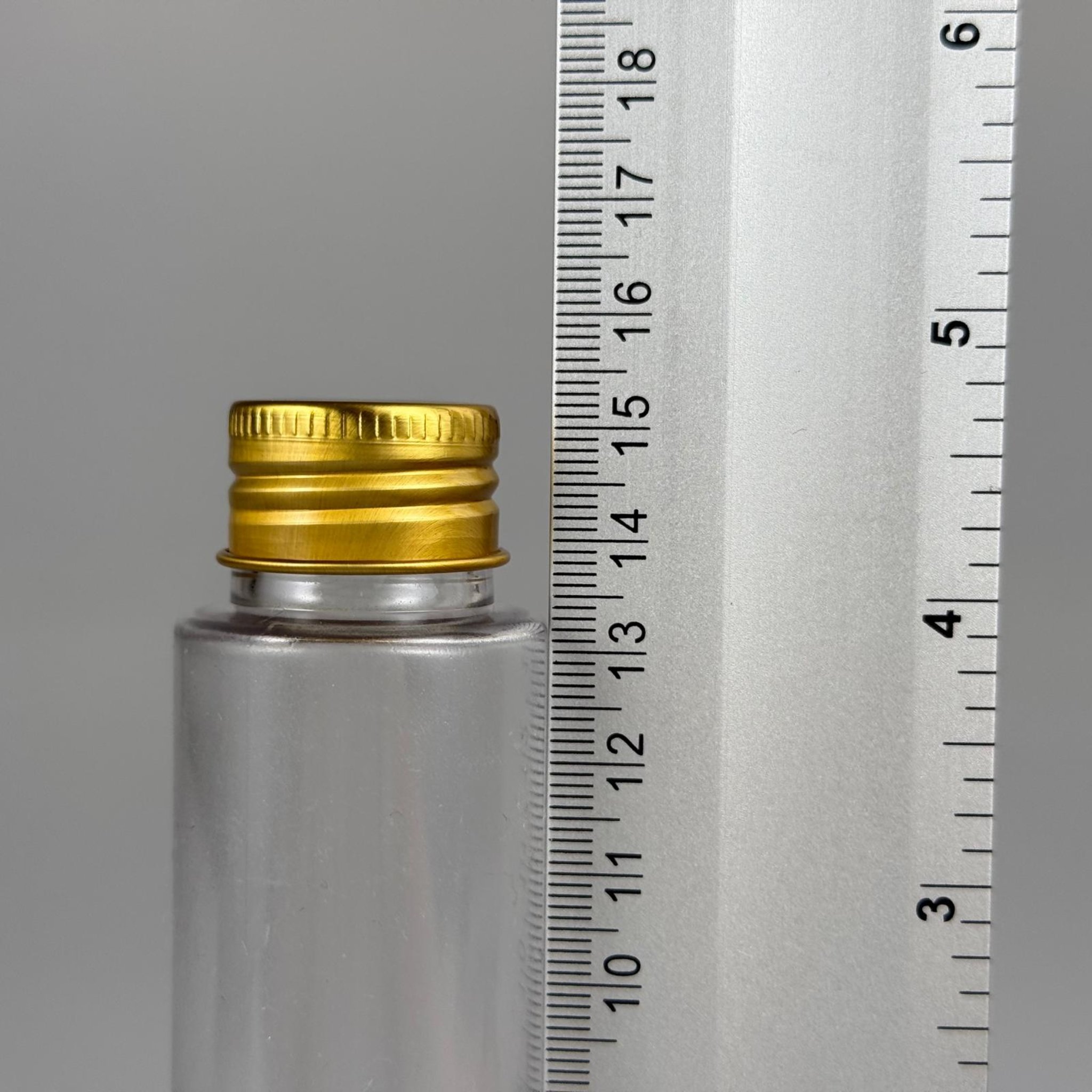 100 CC UZUN SİLİNDİR BUĞULU PET ŞİŞE ( 24 GR - 24 AĞIZ ) + KÖPÜK CONTALI GOLD METAL ALÜMİNYUM KAPAK TAKIM - 100 ML BİBERİYE SUYU, LAVANTA YAĞI, SAÇ SERUM, TONİK VB İÇİN PLASTİK KOZMETİK AMBALAJLARI