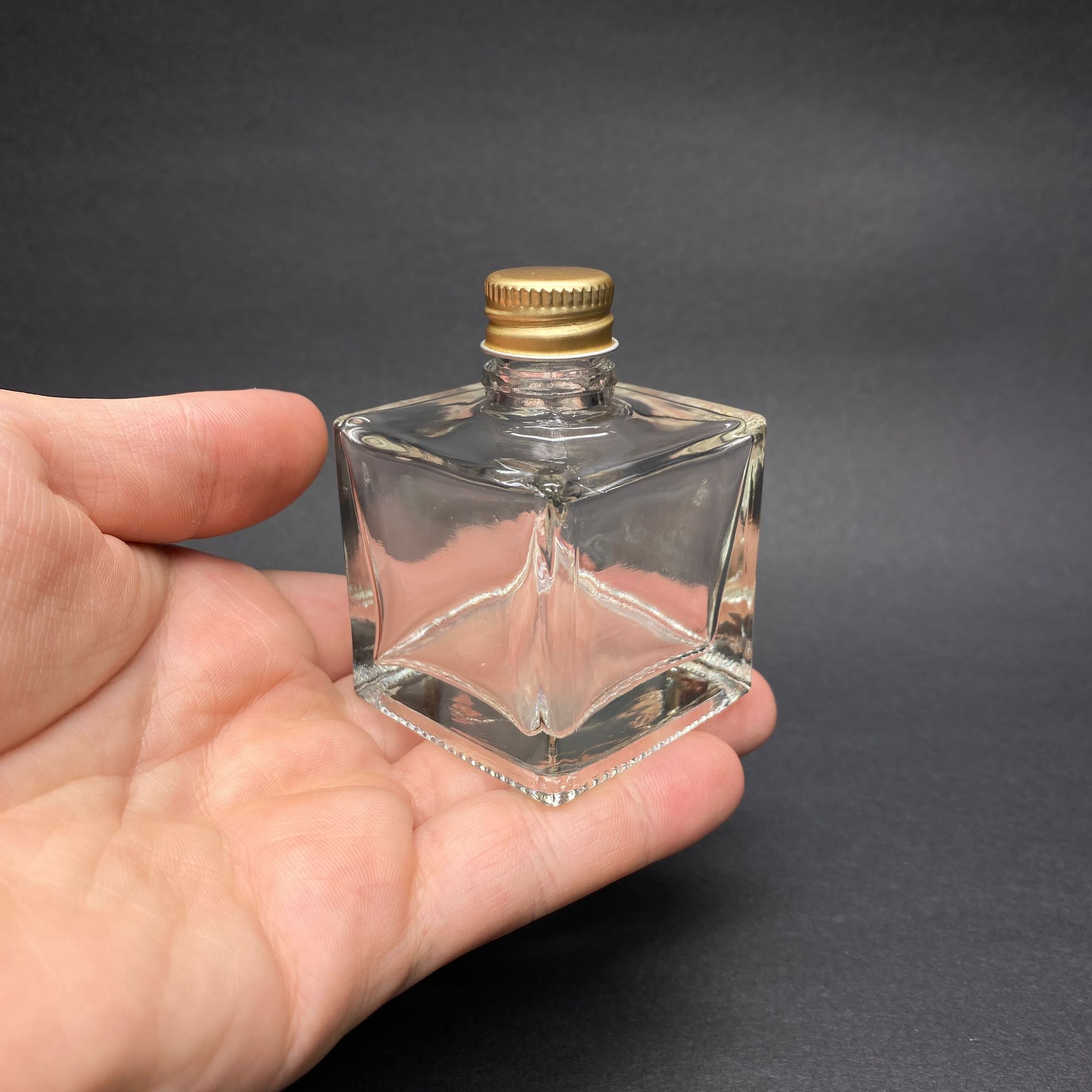 HEDİYELİK CAM KOLONYA ŞİŞESİ - 50 ML KARE ŞİŞE + GOLD METAL KAPAK + KOLONYA TIPALI TAKIM