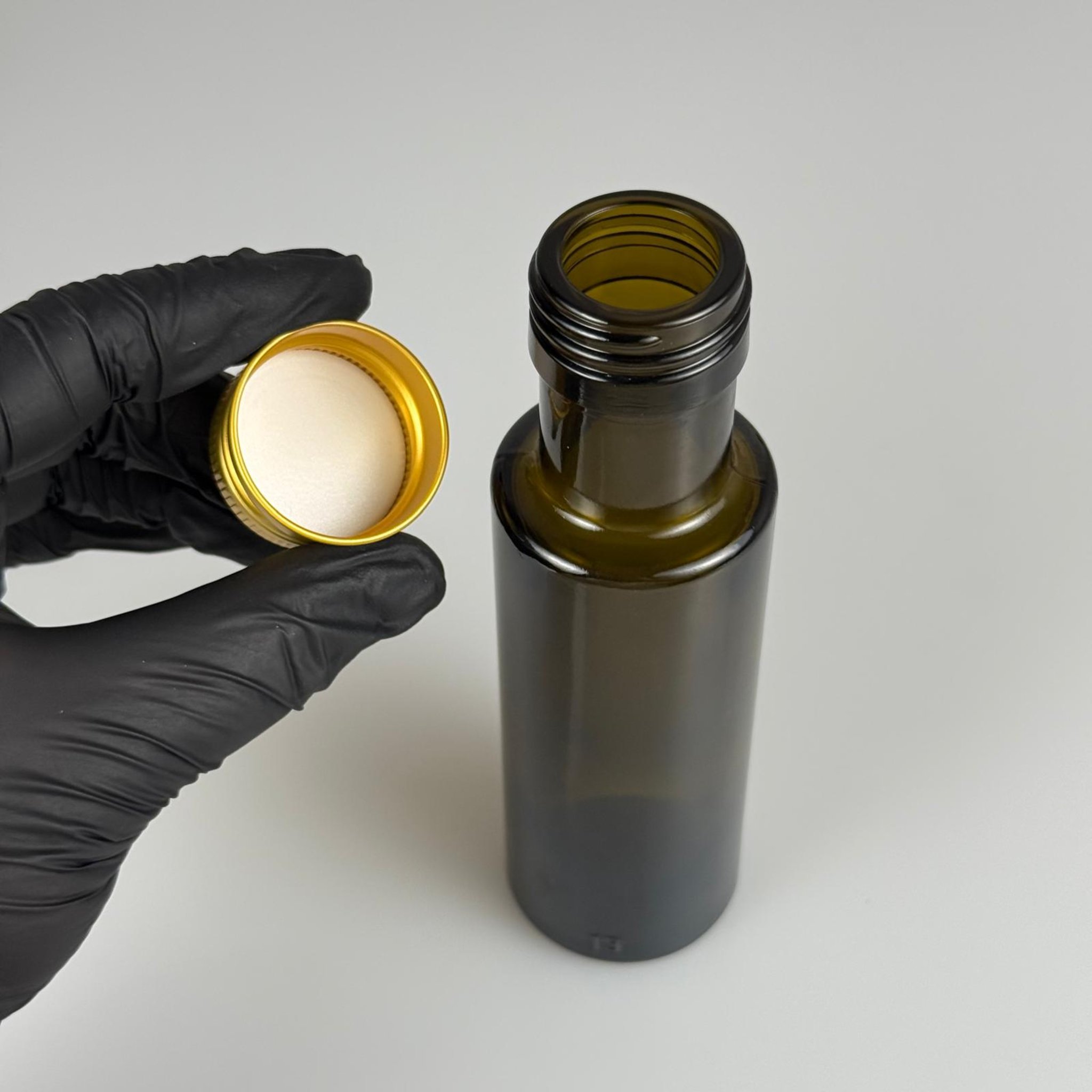 100 CC DORİKA CAM ŞİŞE KOYU YEŞİL (31 MM AĞIZ) - CONTALI GOLD ALÜMİNYUM METAL KAPAKLI - 100 ML SİLİNDİR DORİCA YAĞ VE SOS ŞİŞELERİ