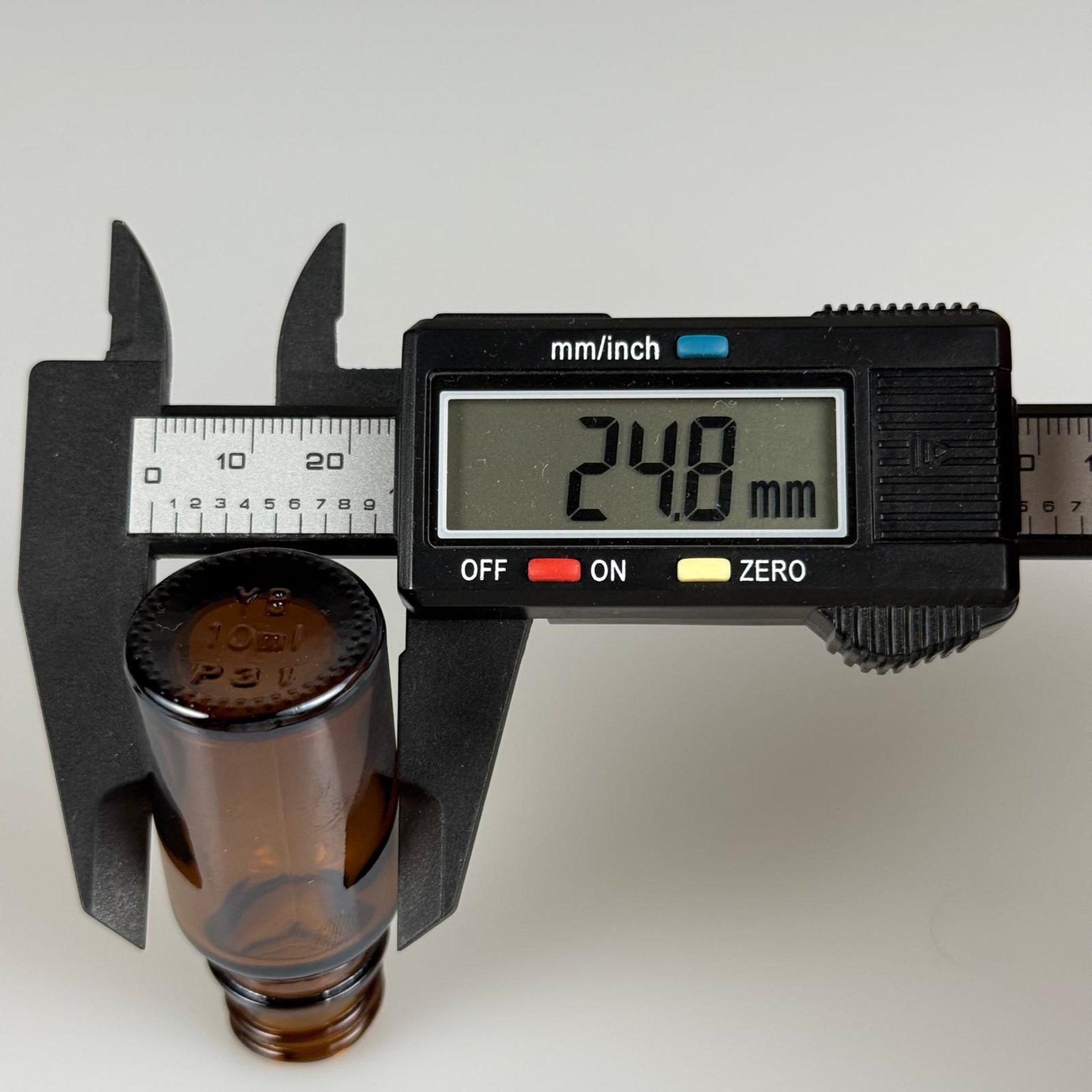 10 CC AMBER CAM ŞİŞE + KÖPÜK CONTALI GÜMÜŞ ALÜMİNYUM METAL KAPAKLI TAKIM - 10 ML KAHVERENGİ CAM ŞİŞE
