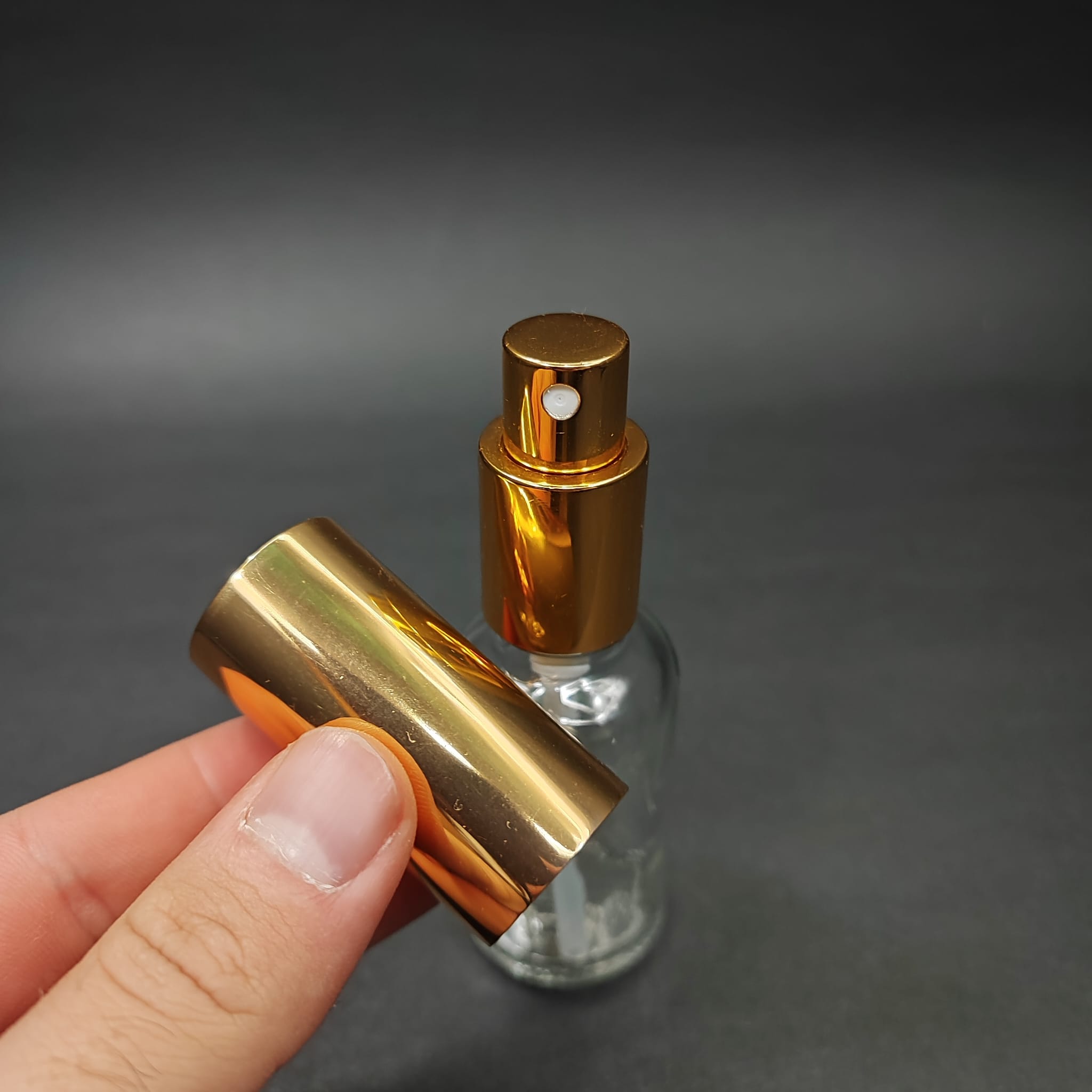 30 ML LÜKS VİDALI VALF ÇEVİRME PARFÜM ŞİŞELERİ - 30 CC ŞEFFAF CAM ŞİŞE - GOLD METAL SPREYLİ KAPAKLI SET