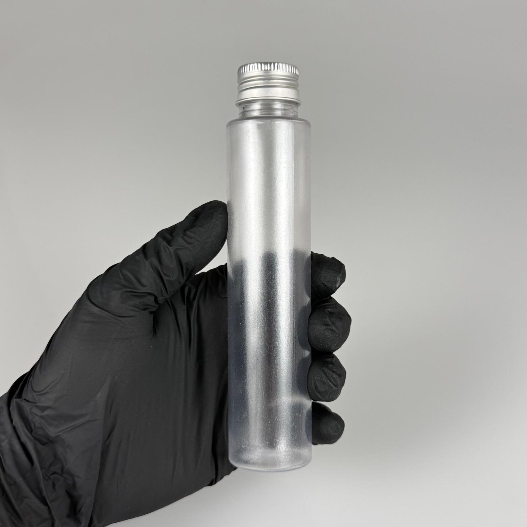100 CC UZUN SİLİNDİR BUĞULU PET ŞİŞE ( 24 GR - 24 AĞIZ ) + KÖPÜK CONTALI GÜMÜŞ METAL ALÜMİNYUM KAPAK + KOLONYA TIPALI TAKIM - 100 ML BİBERİYE SUYU, LAVANTA YAĞI, SAÇ SERUM, TONİK VB İÇİN PLASTİK KOZMETİK AMBALAJLARI