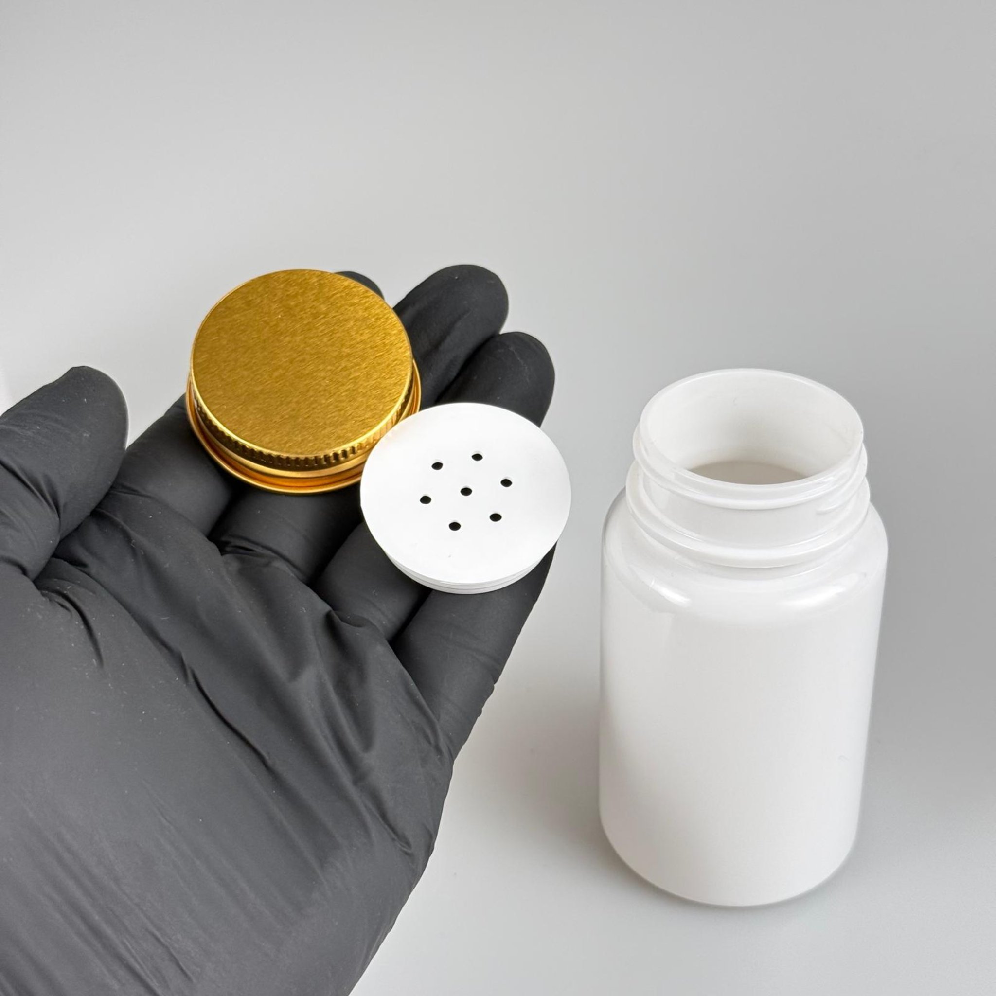 100 CC BEYAZ PET PUDRA ŞİŞESİ + KÖPÜK CONTALI GOLD METAL KAPAKLI + PUDRA TIPALI TAKIM - 100 ML PUDRA KUTUSU, EKO TUZLUK