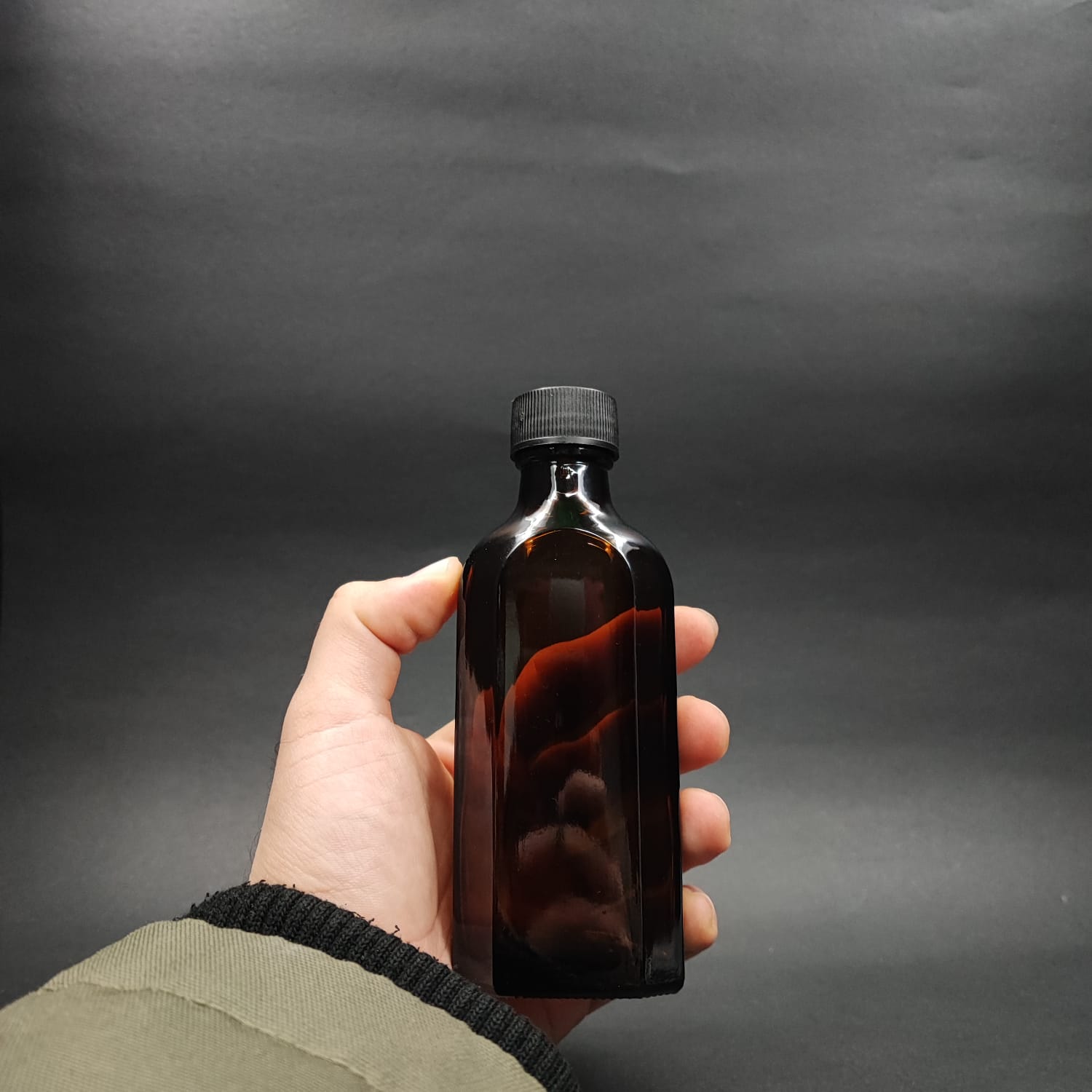 100 ML DOLUMU KOLAY, GENİŞ AĞIZLI İÇTEN DAMLALIKLI YASSI ŞİŞE (25 MM AĞIZ)  - 100 CC SİYAH CONTALI KAPAKLI İÇTEN DAMLALIKLI CAM ECZA ŞİŞESİ - AMBER KAHVERENGİ