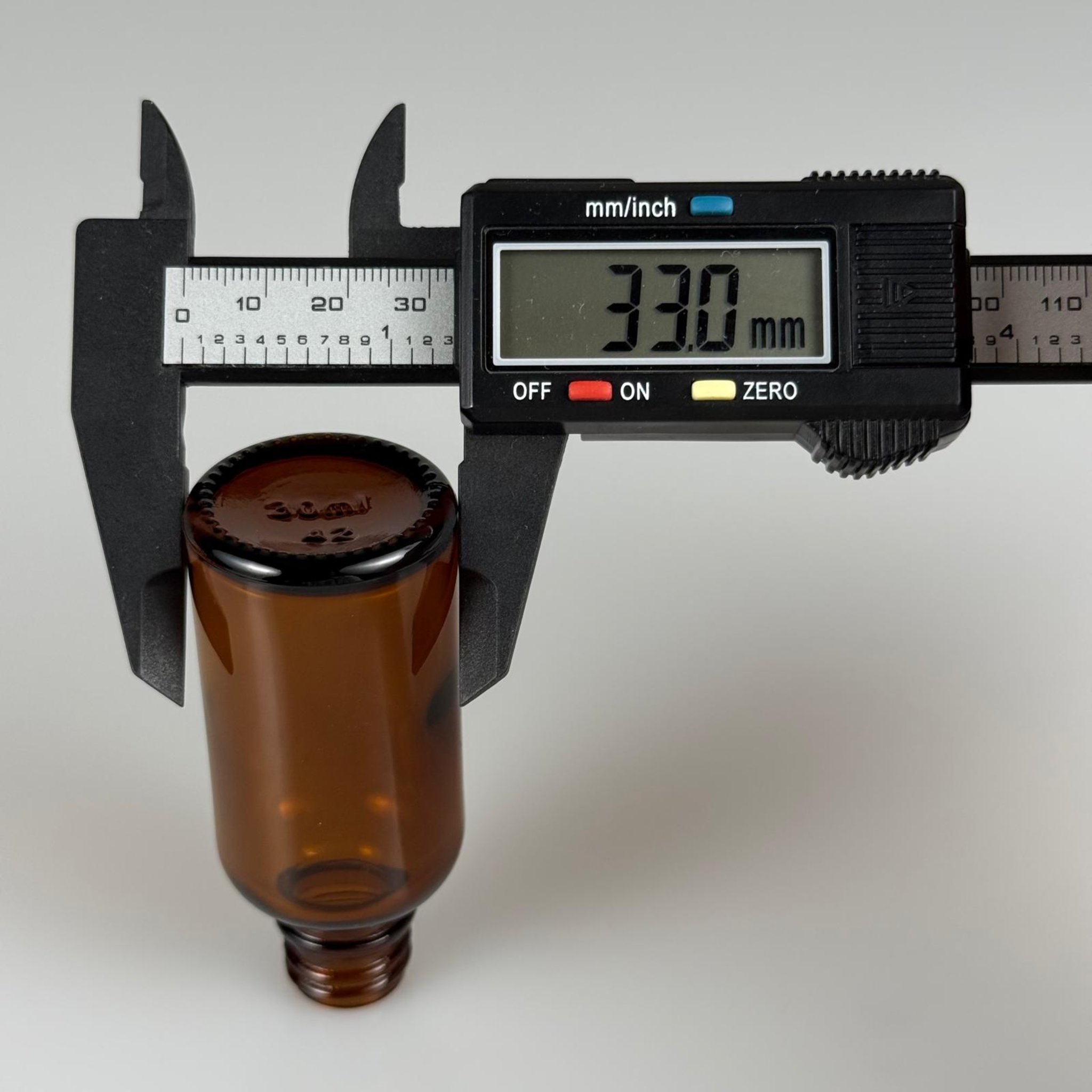 30 CC AMBER CAM ŞİŞE + KÖPÜK CONTALI GÜMÜŞ ALÜMİNYUM METAL KAPAKLI + DAMLALIKLI KOLONYA TIPALI TAKIM - 30 ML KAHVERENGİ CAM ŞİŞE