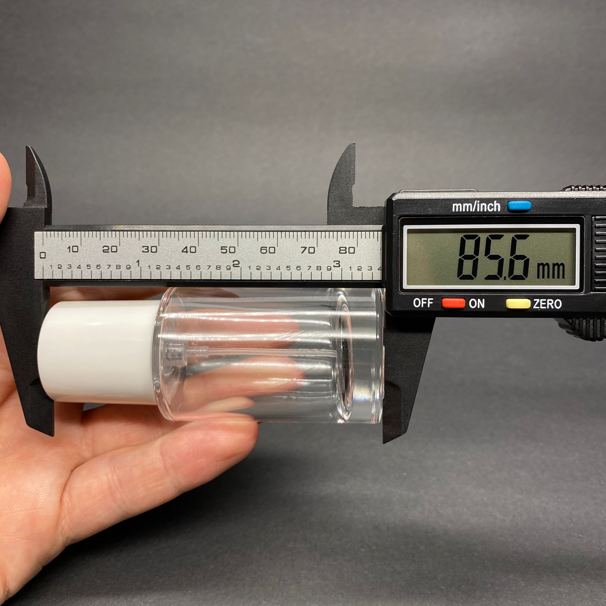 30 ML SİLİNDİR MODEL SAVAGE PARFÜM ŞİŞESİ - GÜMÜŞ METAL SPREYLİ + BEYAZ KAPAKLI (AĞIZ 15 MM GEÇME KOLAY KAPAMA)