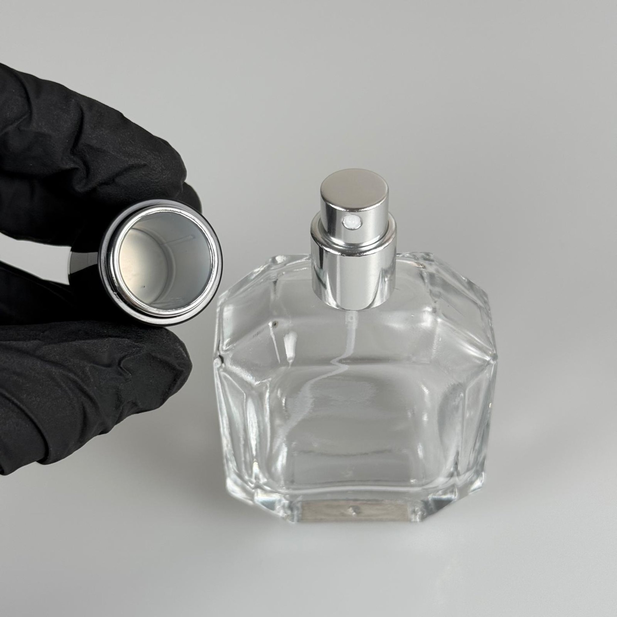 50 ML KAZABLANKA MODEL KÖŞELİ PARFÜM ŞİŞESİ + GÜMÜŞ METALE METAL SPREY + GÜMÜŞE SİYAH POLO KAPAKLI SET (AĞIZ 13 MM VİDALI) TEKRAR DOLDURULABİLİR