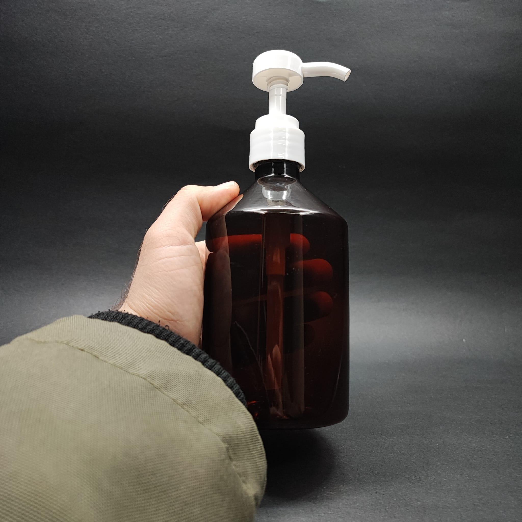 500 CC AMBER KÜT PET ŞİŞE - BEYAZ DOZAJ POMPALI (HER BASMADA 4 CC SIVI ATAR)  - 500 ML POMPALI ŞİŞE - ŞURUP, ŞAMPUAN, KREM GİBİ YOĞUN KIVAMLI SIVILARDA KULLANILIR