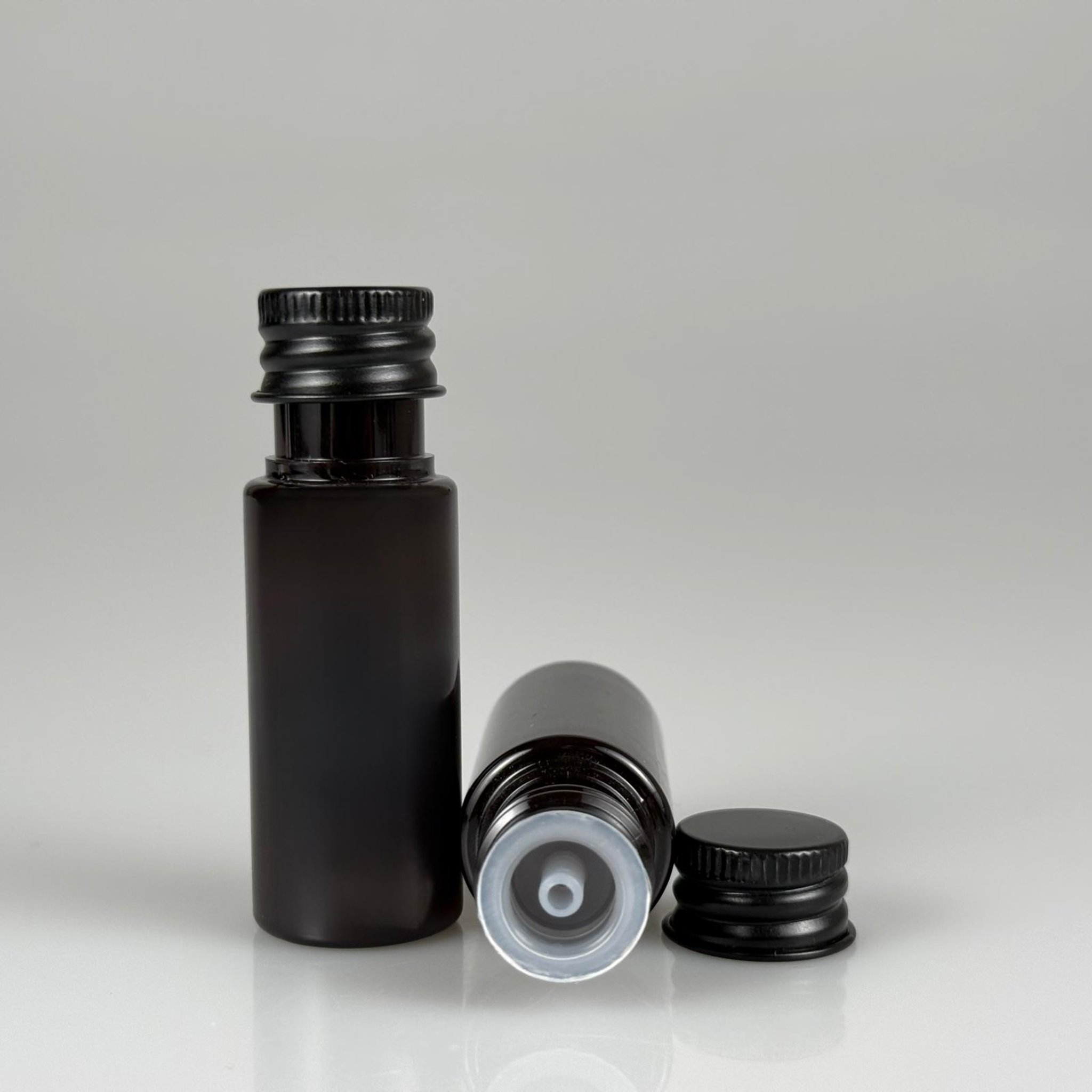 15 CC AMBER SİLİNDİR PET ŞİŞE + KÖPÜK CONTALI SİYAH ALÜMİNYUM METAL KAPAKLI + DAMLALIKLI KOLONYA TIPALI TAKIML - 15 ML KAHVERENGİ PET ŞİŞE