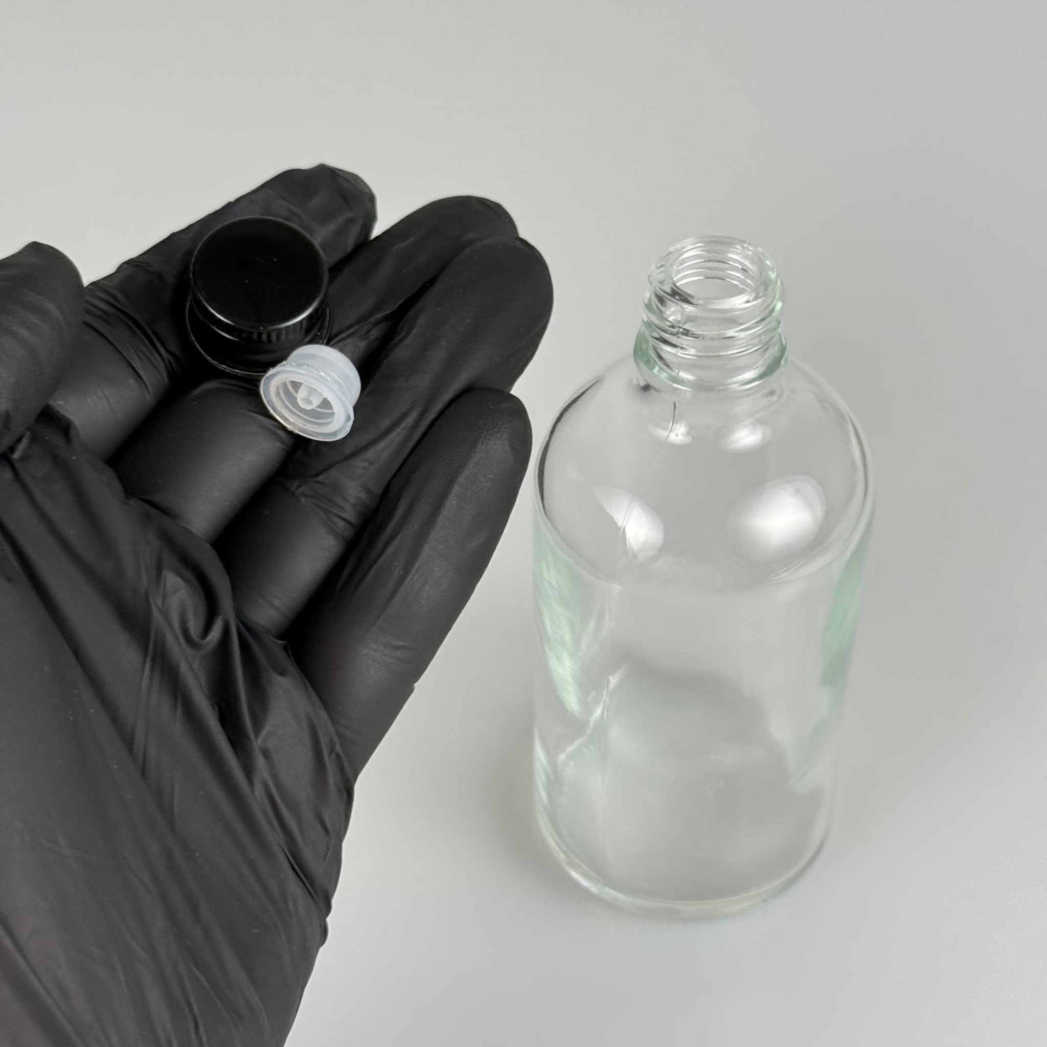 100 CC ŞEFFAF CAM ŞİŞE + KÖPÜK CONTALI SİYAH ALÜMİNYUM METAL KAPAKLI + DAMLALIKLI KOLONYA TIPALI TAKIM - 100 ML ŞEFFAF CAM ŞİŞE