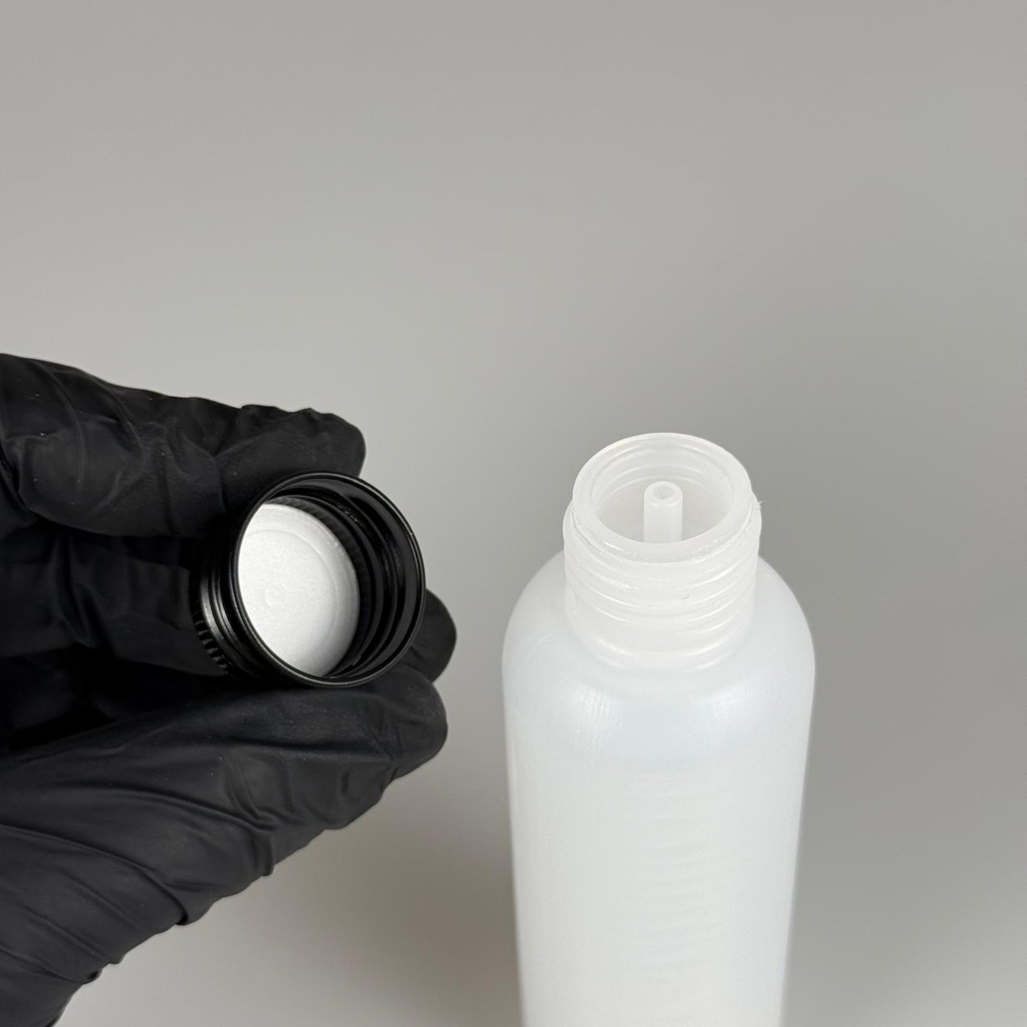 100 CC NATÜREL SERT POLİETİLEN ASETON ŞİŞESİ ( 24 MM ) + KÖPÜK CONTALI SİYAH METAL ALÜMİNYUM KAPAKLI + KOLONYA TIPALI TAKIM - 100 ML KAPAKLI PLASTİK ASETON ŞİŞELERİ