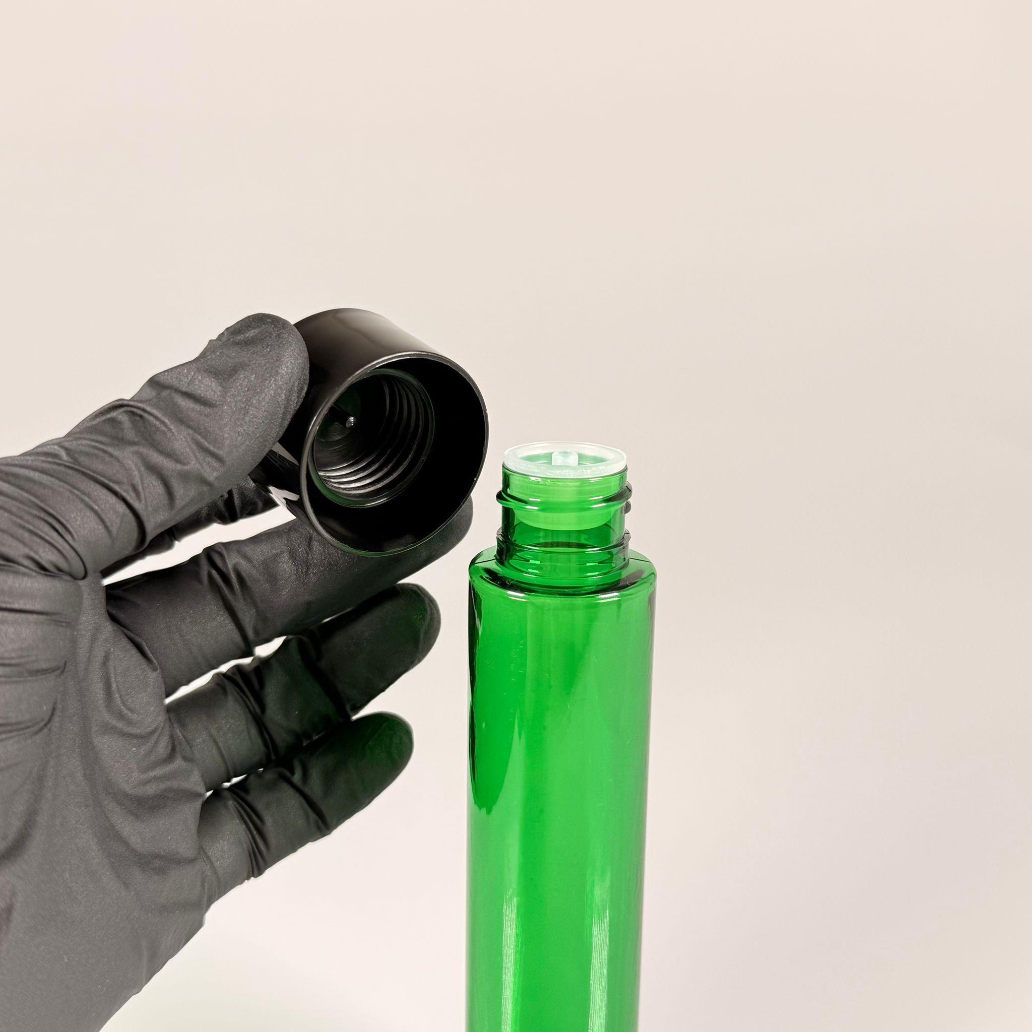 100 CC UZUN SİLİNDİR YEŞİL PET ŞİŞE (24 GR)  - SİYAH DERİN ETEKLİ KAPAKLI KOLONYA TIPALI - 100 ML BİBERİYE SUYU, LAVANTA YAĞI, SAÇ SERUM, TONİK VB İÇİN PLASTİK KOZMETİK AMBALAJLARI