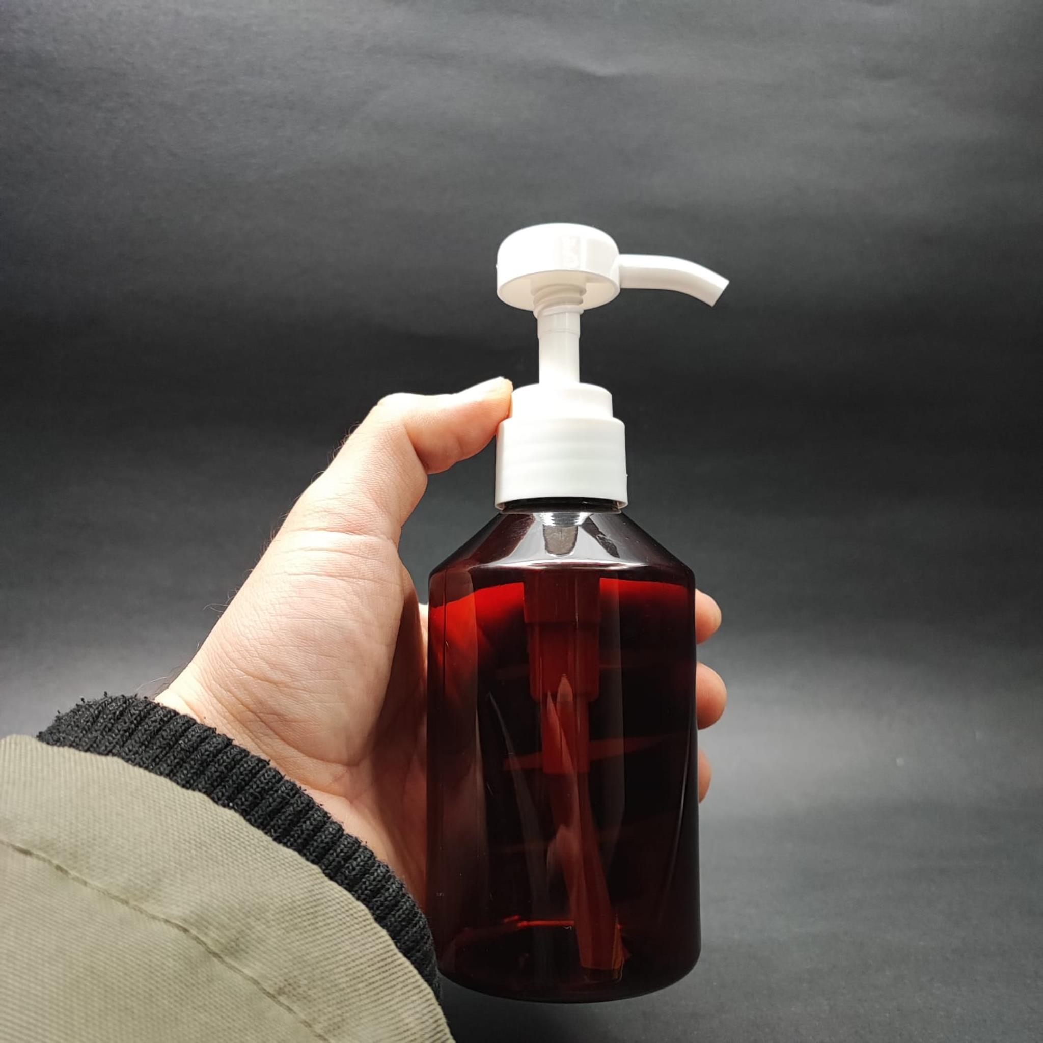 250 CC AMBER PET ŞİŞE + BEYAZ DOZAJ POMPALI (HER BASMADA 4 CC SIVI ATAR)  - 250 ML POMPALI ŞİŞE - ŞURUP, ŞAMPUAN, KREM GİBİ YOĞUN KIVAMLI SIVILARDA KULLANILIR