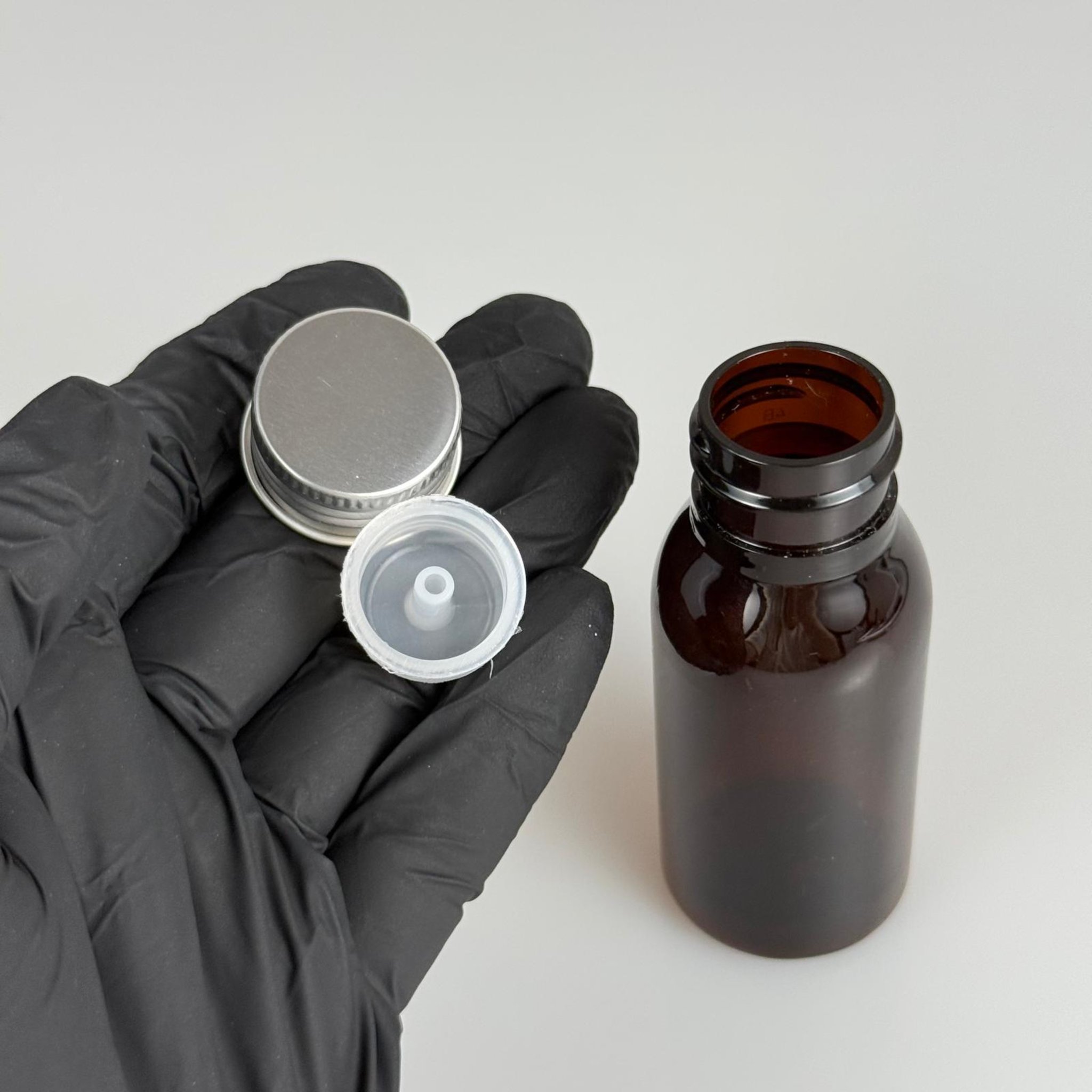 50 CC AMBER SERT MODEL PET ŞİŞE (24 AĞIZ) + KÖPÜK CONTALI GÜMÜŞ METAL ALÜMİNYUM KAPAK + KOLONYA TIPALI TAKIM - 50 ML KAPAKLI KAHVERENGİ PLASTİK ŞİŞELER