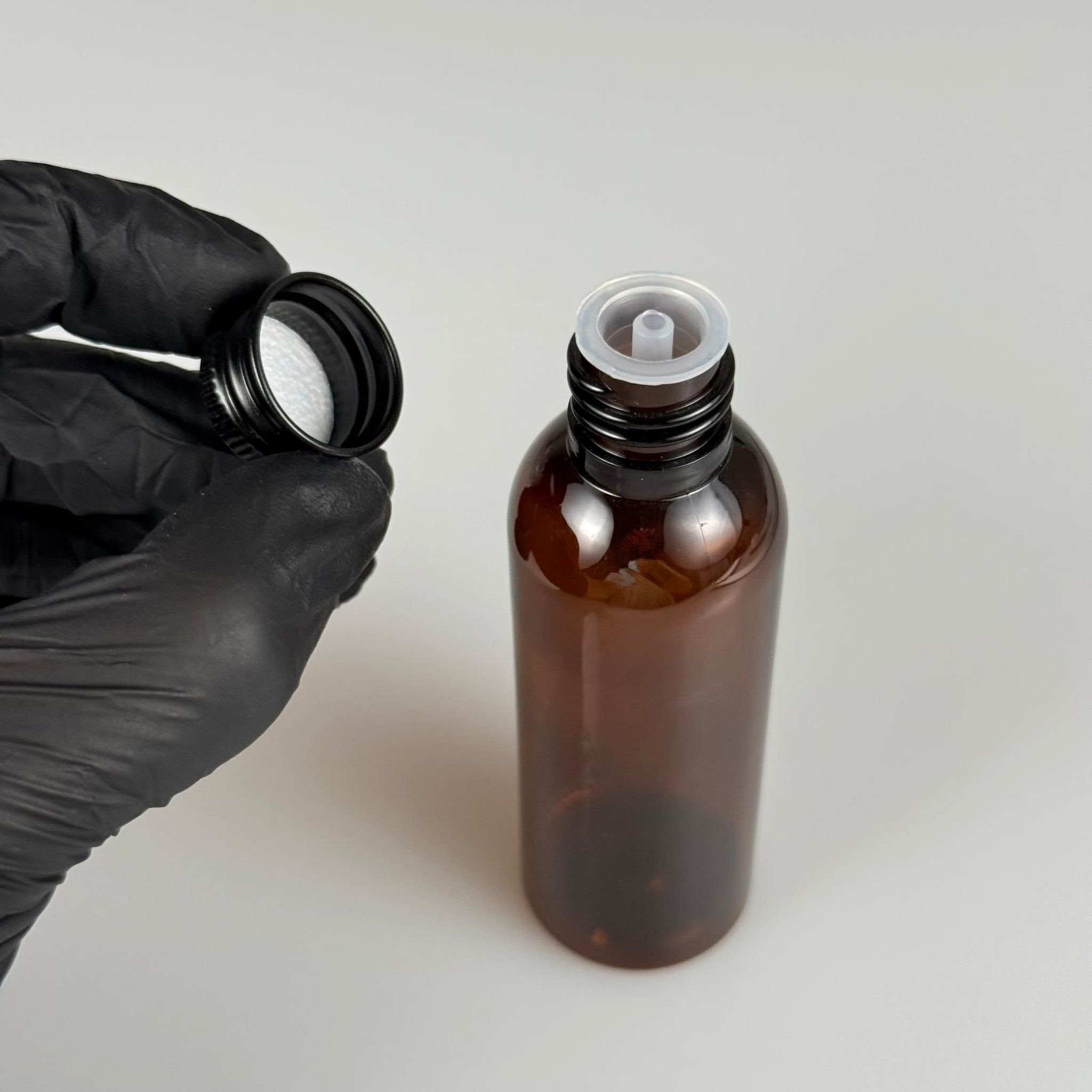 50 CC AMBER SİLİNDİR UZUN MODEL PET ŞİŞE + KÖPÜK CONTALI SİYAH ALÜMİNYUM METAL KAPAKLI + DAMLALIKLI KOLONYA TIPALI TAKIM - 50 ML KAHVERENGİ PLASTİK ŞİŞE