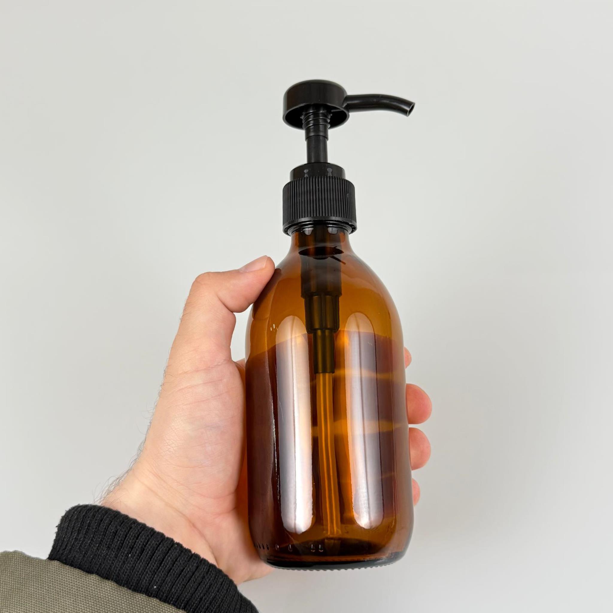 300 CC CAM AMBER KAHVERENGİ MODEL ŞİŞE - SİYAH DOZAJ POMPALI (HER BASMADA 4 CC SIVI ATAR)  - 300 ML POMPALI ŞİŞE - ŞURUP, ŞAMPUAN, KREM GİBİ YOĞUN KIVAMLI SIVILARDA KULLANILIR