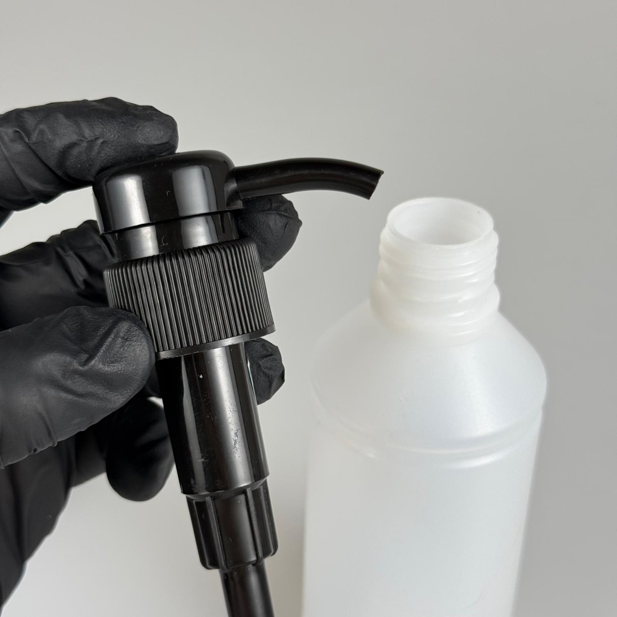 250 CC POLİETİLEN YARI SAYDAM MODEL ŞİŞE - SİYAH DOZAJ POMPALI (HER BASMADA 4 CC SIVI ATAR)  - 250 ML POMPALI ŞİŞE - ŞURUP, ŞAMPUAN, KREM GİBİ YOĞUN KIVAMLI SIVILARDA KULLANILIR