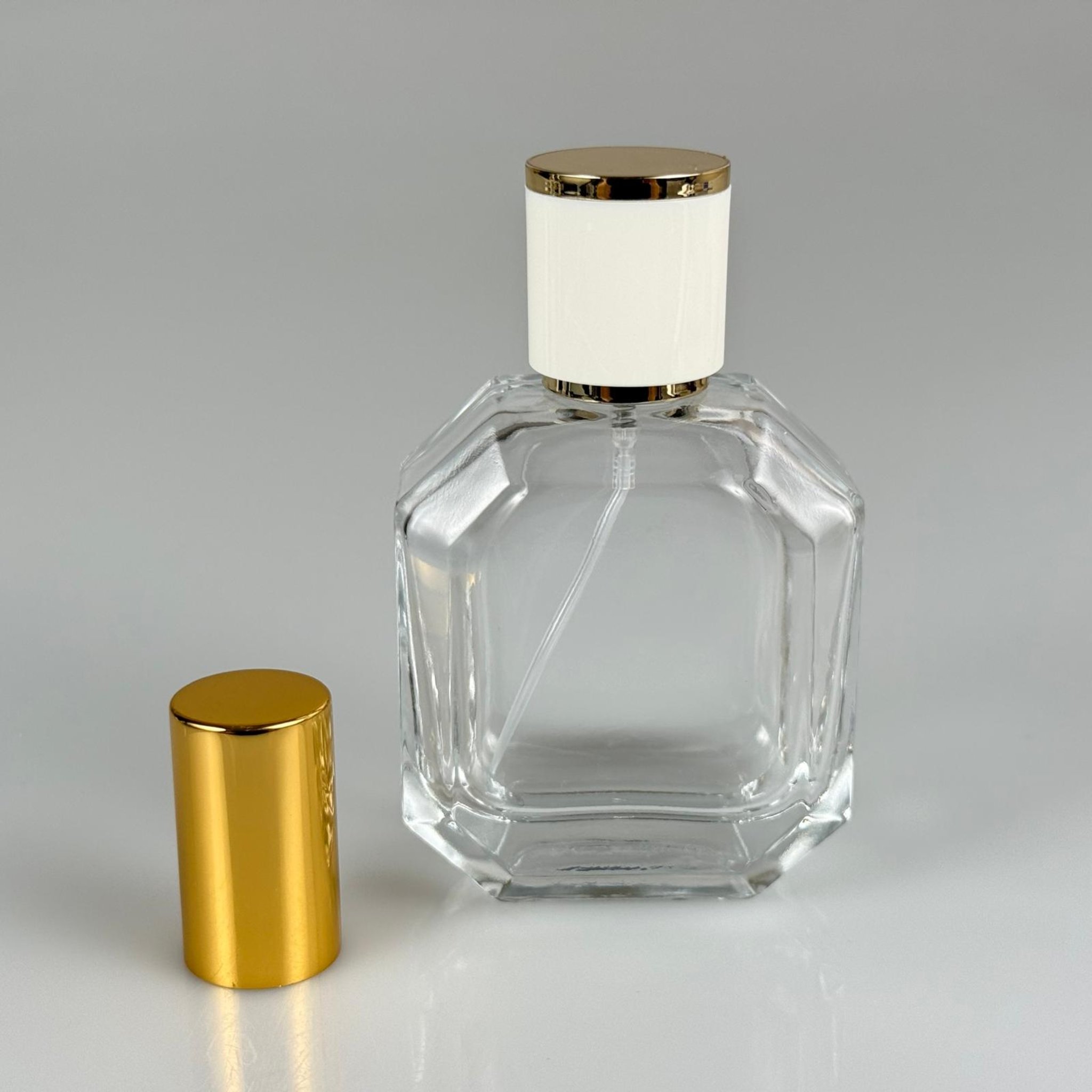 50 ML KAZABLANKA MODEL KÖŞELİ PARFÜM ŞİŞESİ + GOLD METALE METAL SPREY + BEYAZA GOLD POLO KAPAKLI SET (AĞIZ 13 MM VİDALI) TEKRAR DOLDURULABİLİR
