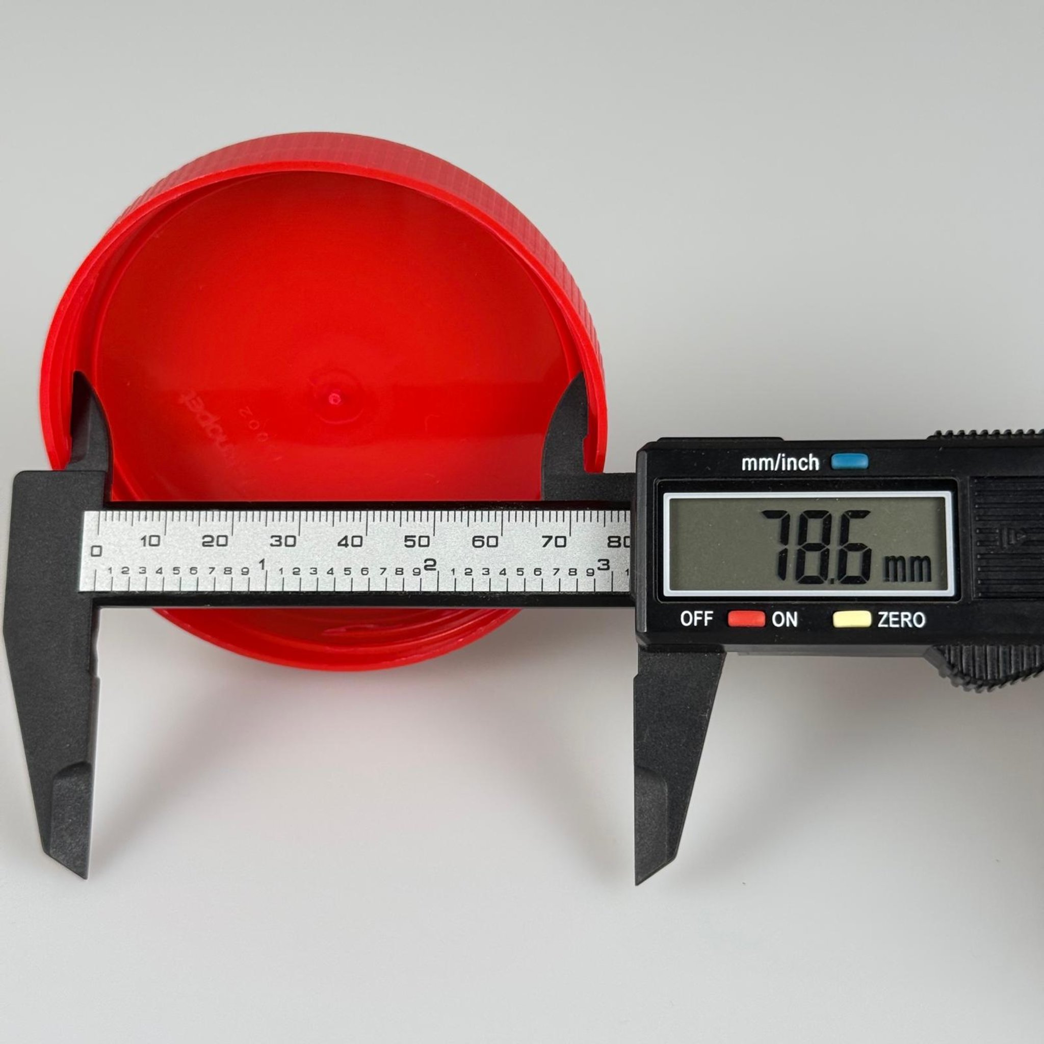 82 MM TWİST-OFF KIRMIZI PLASTİK KAPAK-DERİN ETEK (PLASTİK KAVANOZ KAPAĞI)