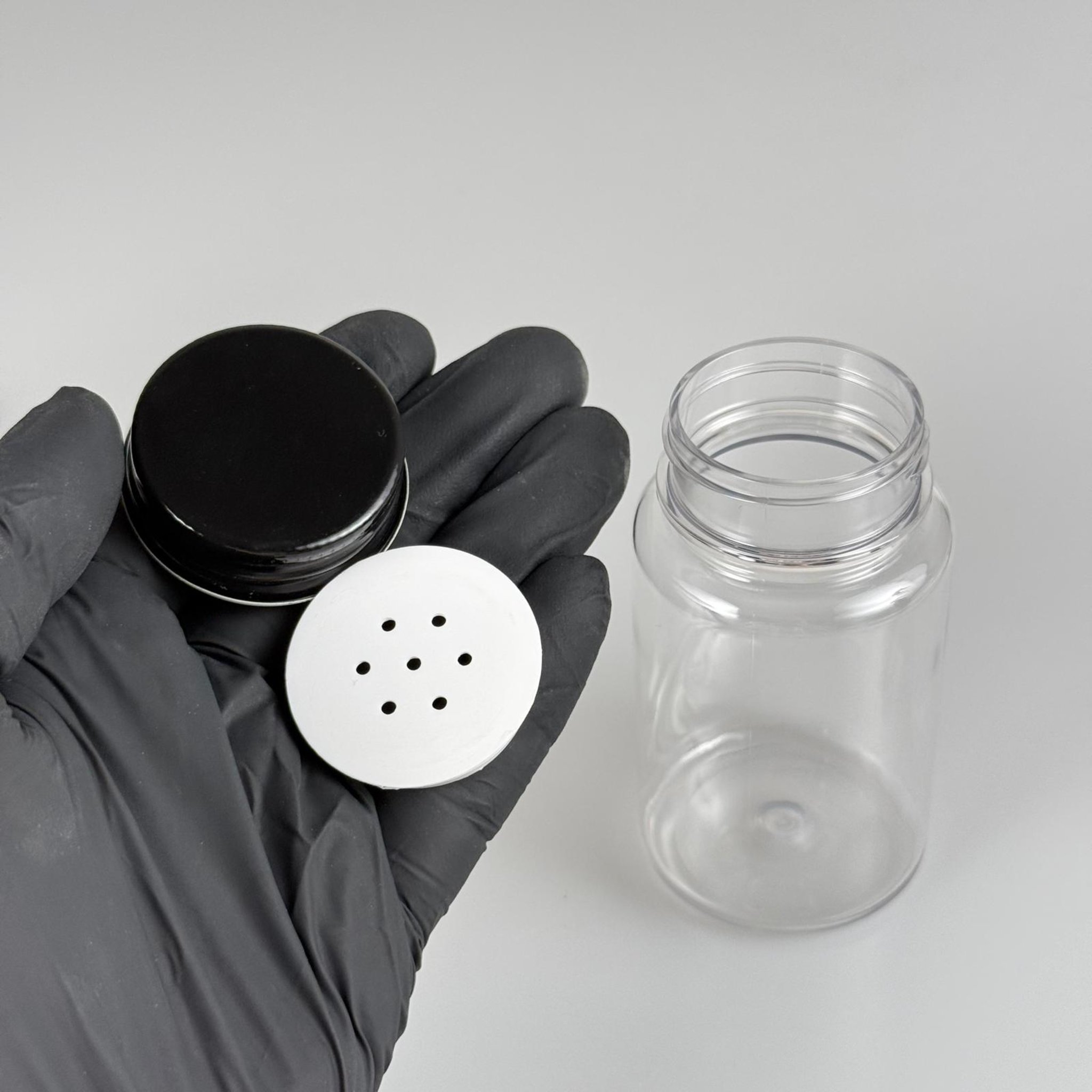 100 CC ŞEFFAF PET PUDRA ŞİŞESİ + KÖPÜK CONTALI SİYAH METAL KAPKLI + PUDRA TIPALI TAKIM - 100 ML PUDRA KUTUSU, EKO TUZLUK