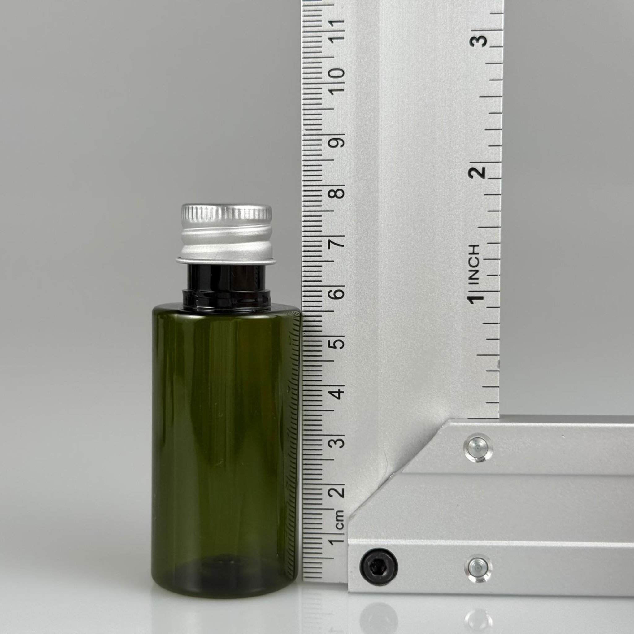 35 CC  SİLİNDİR YEŞİL PET ŞİŞE + KÖPÜK CONTALI GÜMÜŞ ALÜMİNYUM METAL KAPAKLI + KÖR TIPALI TAKIM - 35 ML PLASTİK ŞİŞE