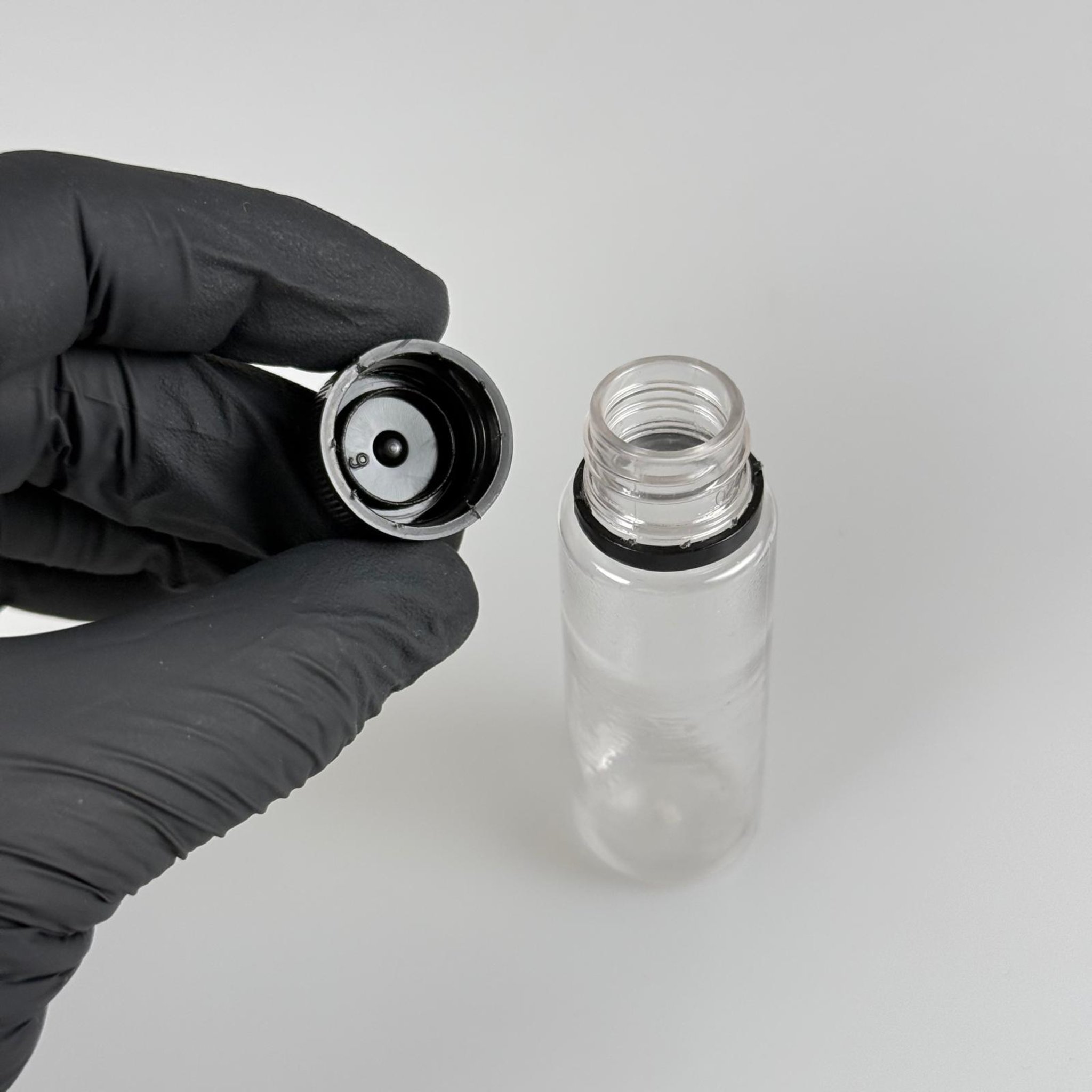 20 CC PET SHOT ŞİŞESİ  - KİLİTLİ SİYAH KAPAKLI KOLAJEN ŞİŞESİ - 20 ML PLASTİK ŞİŞE - ŞEFFAF (KİLİTLİ KAPAK SERTÇE BASTIRARAK KAPANIR)