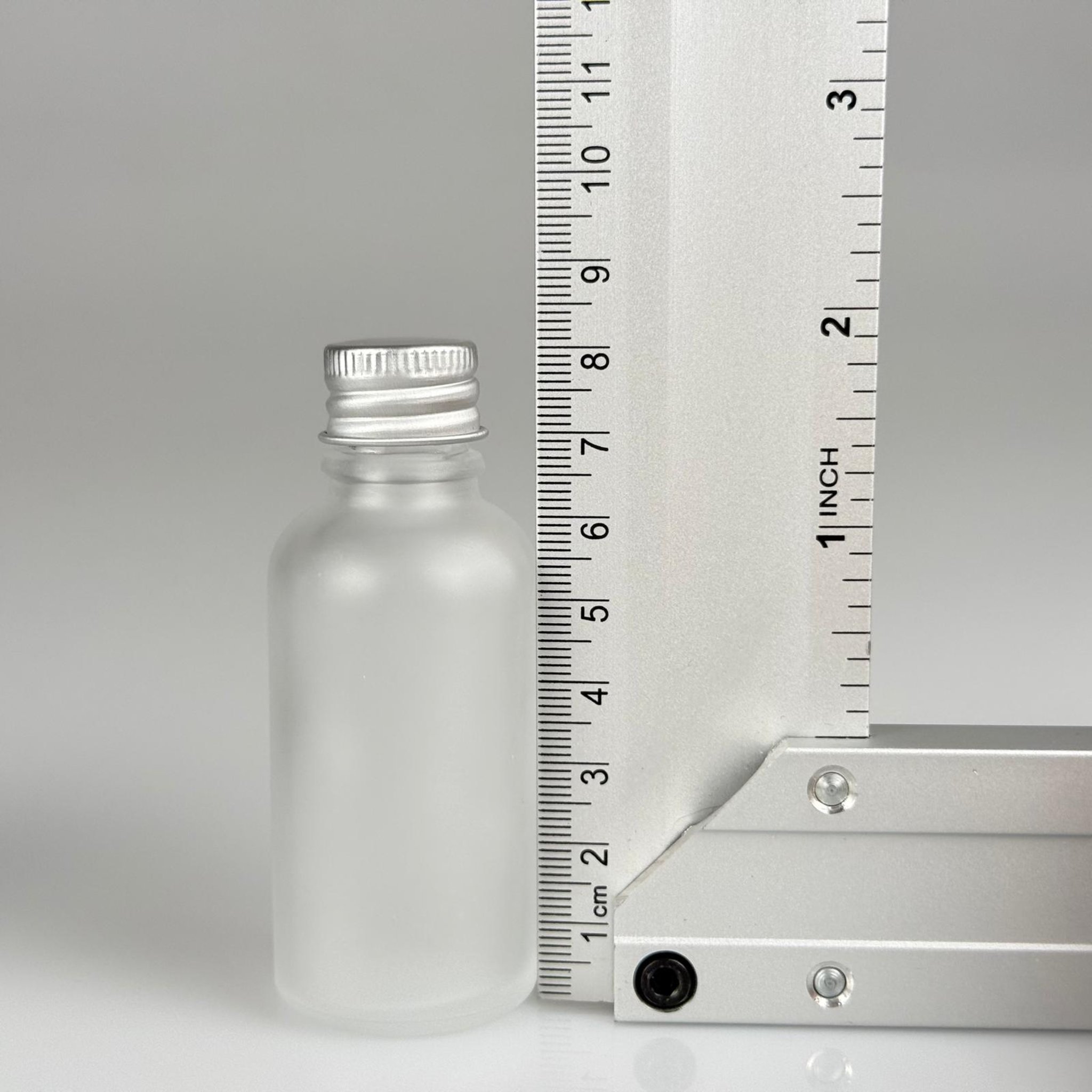 30 CC BUZLU CAM ŞİŞE + KÖPÜK CONTALI GÜMÜŞ ALÜMİNYUM METAL KAPAKLI + DAMLALIKLI KOLONYA TIPALI TAKIM - 30 ML BUZLU CAM ŞİŞE