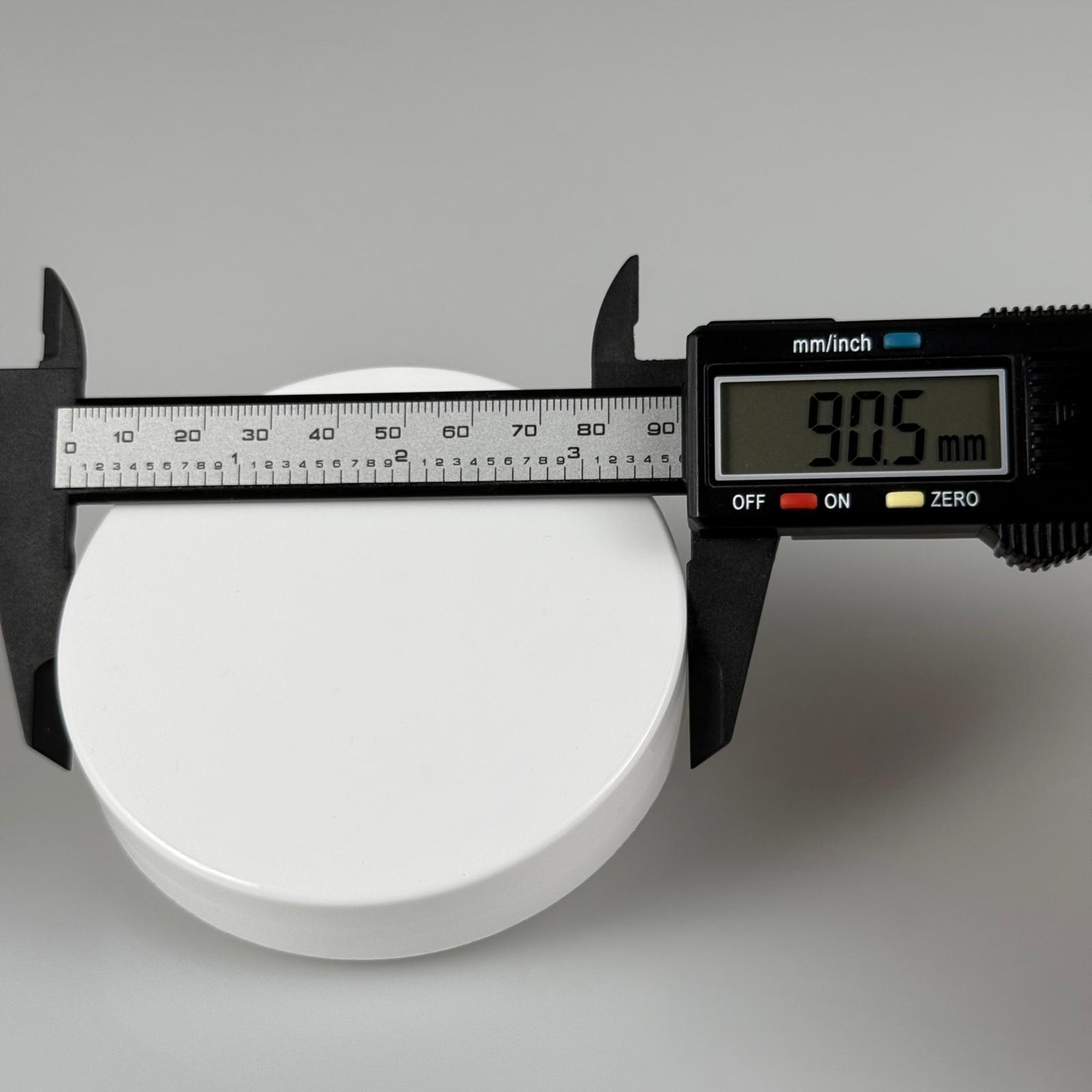 89 MM VİDALI BEYAZ PLASTİK KAPAK